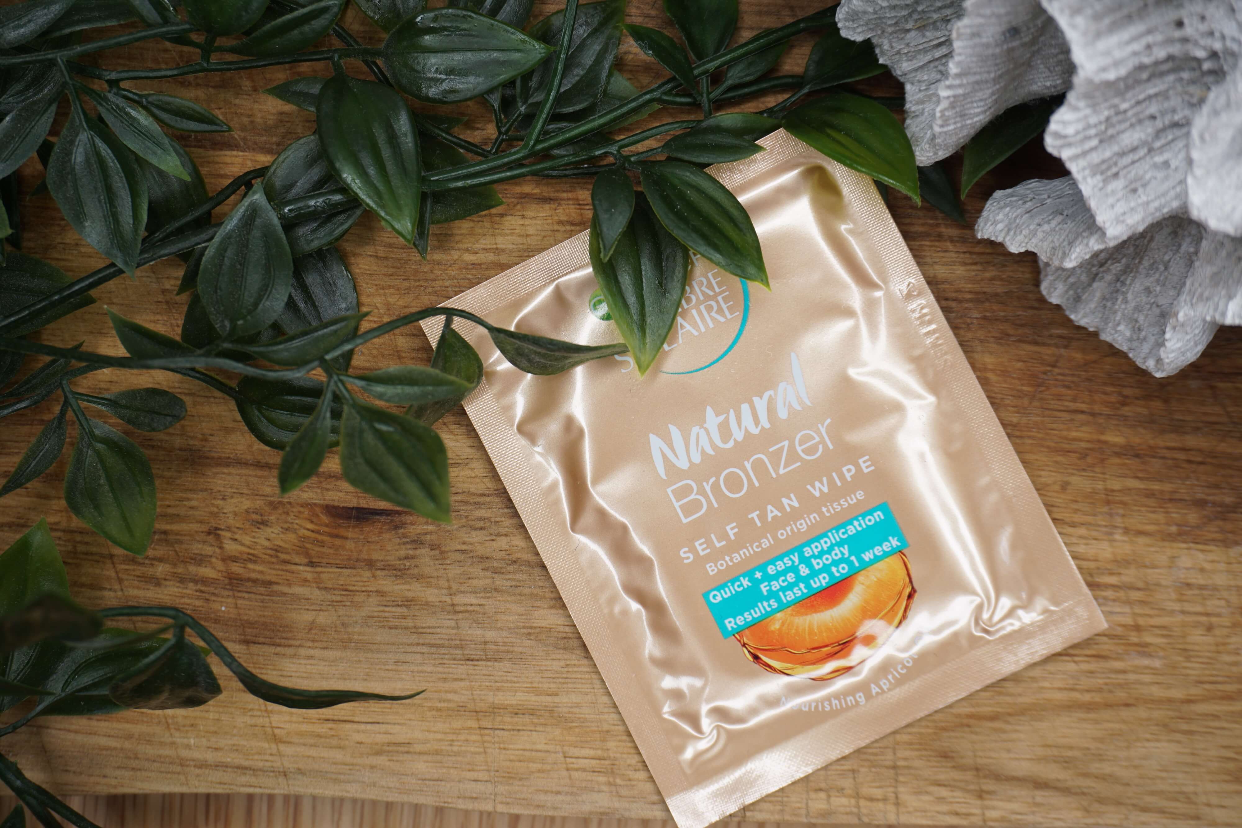Garnier Ambre Solaire Natural Bronzer Self Tanning Wipes selvbruner servietter på et bord