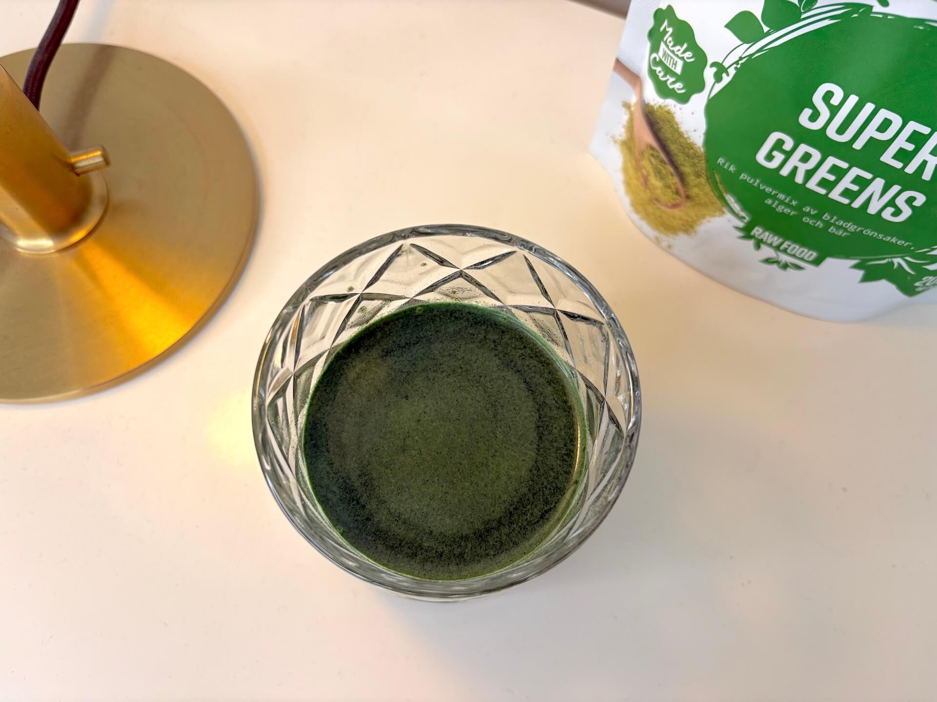 Glas med Healthwell Super Greens