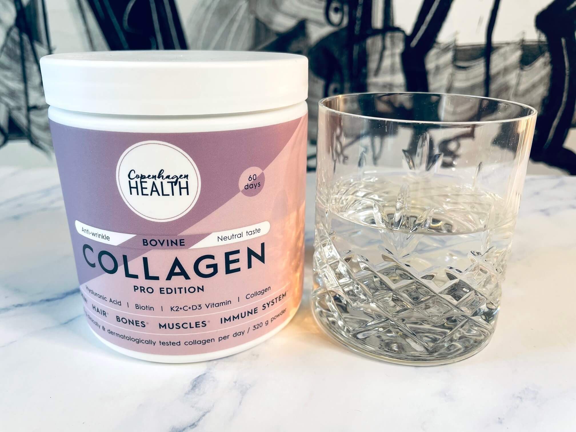 Glas vand ved siden af Bovine Collagen Pro Edition