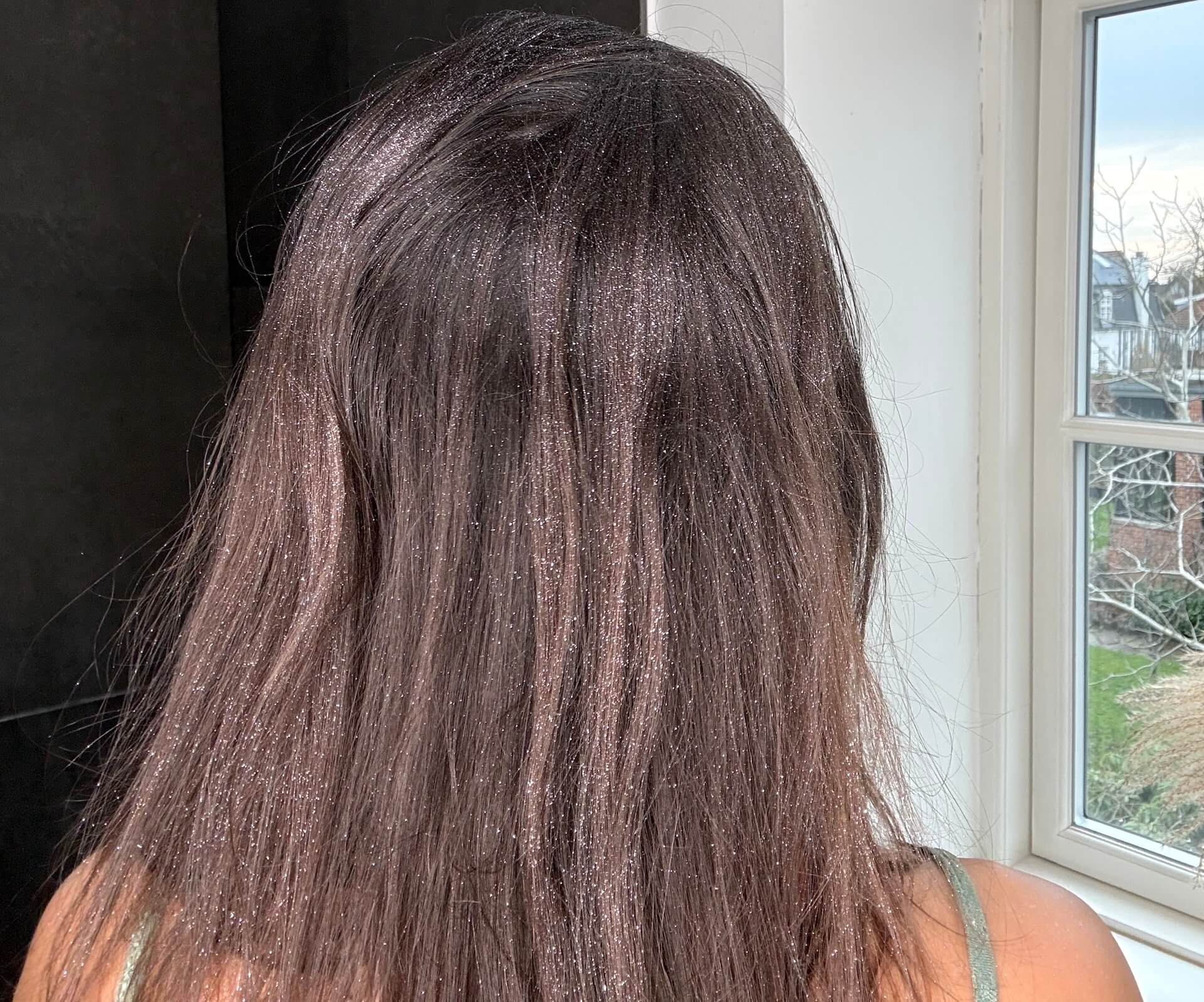 Glimmer i løst hår fra Hairlust Final Touch Silver Glitter Spray