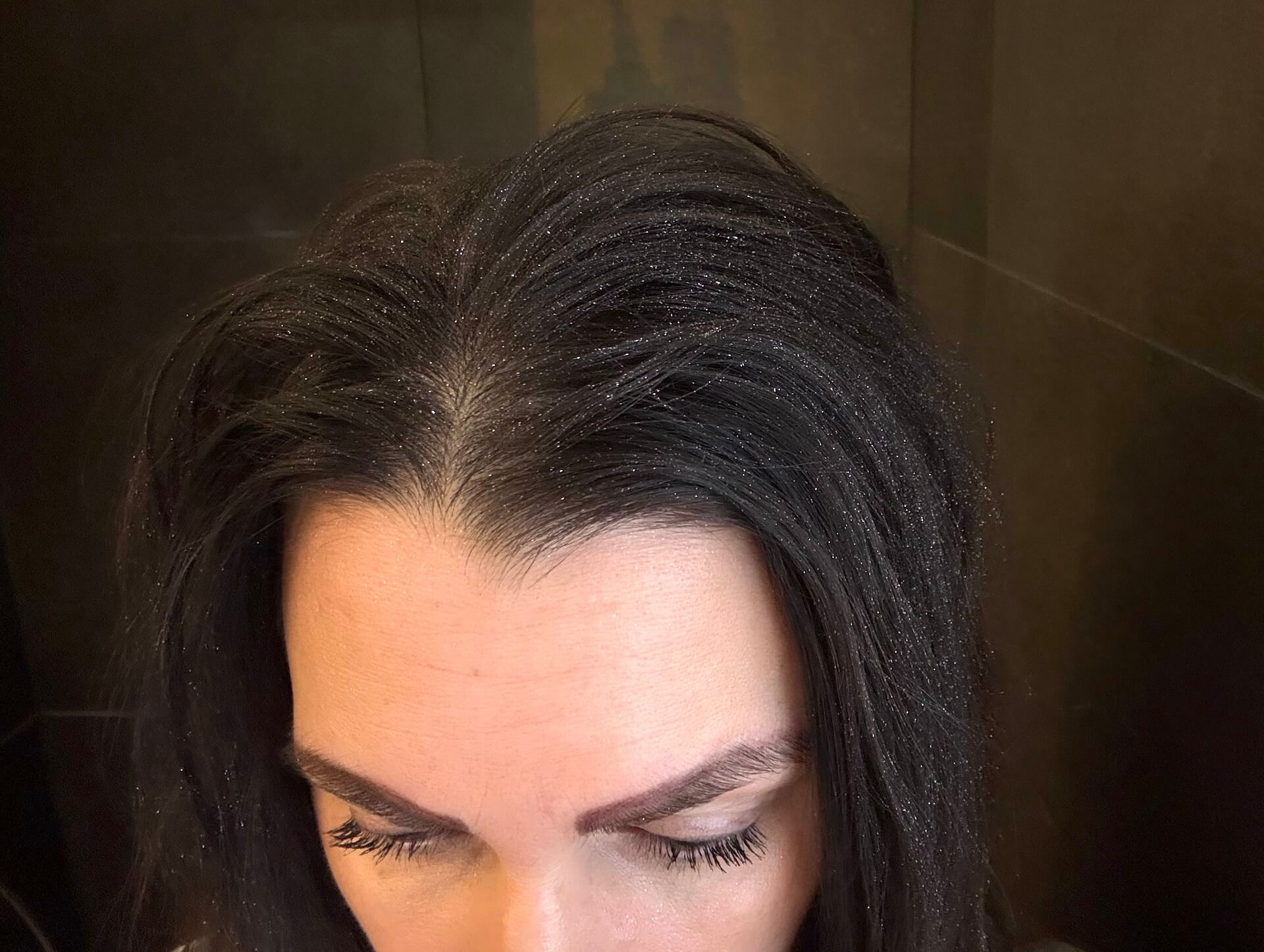 Glimmer i skilning fra Hairlust Final Touch Silver Glitter Spray