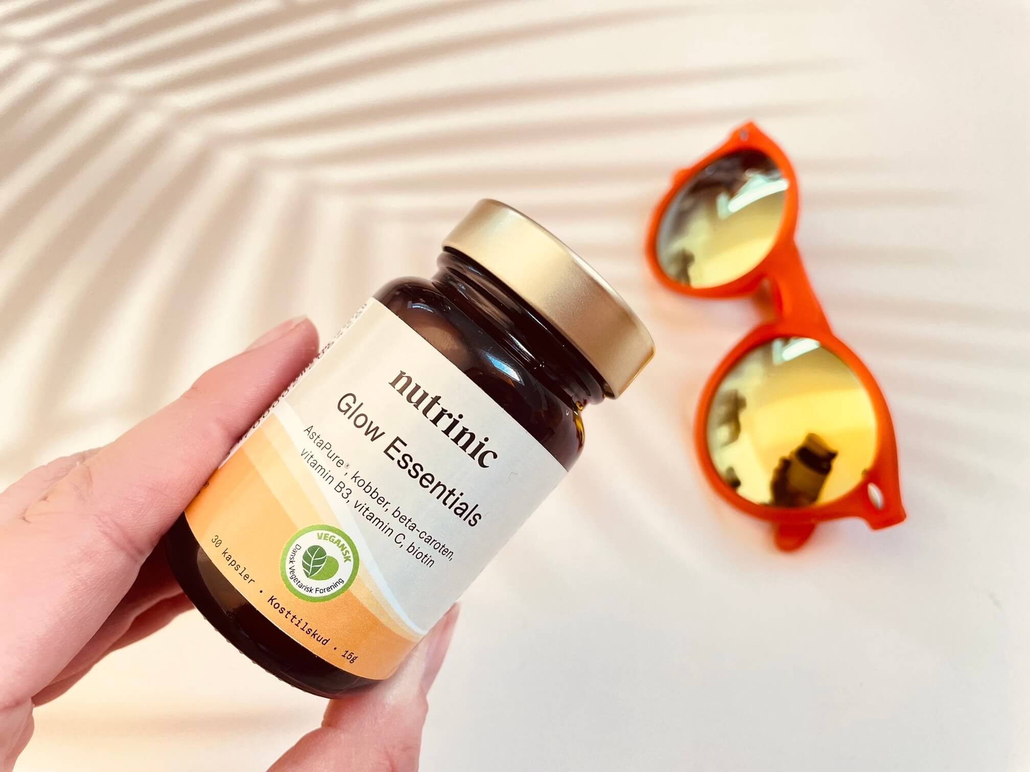 Glow Essentials fra Nutrinic i hånd