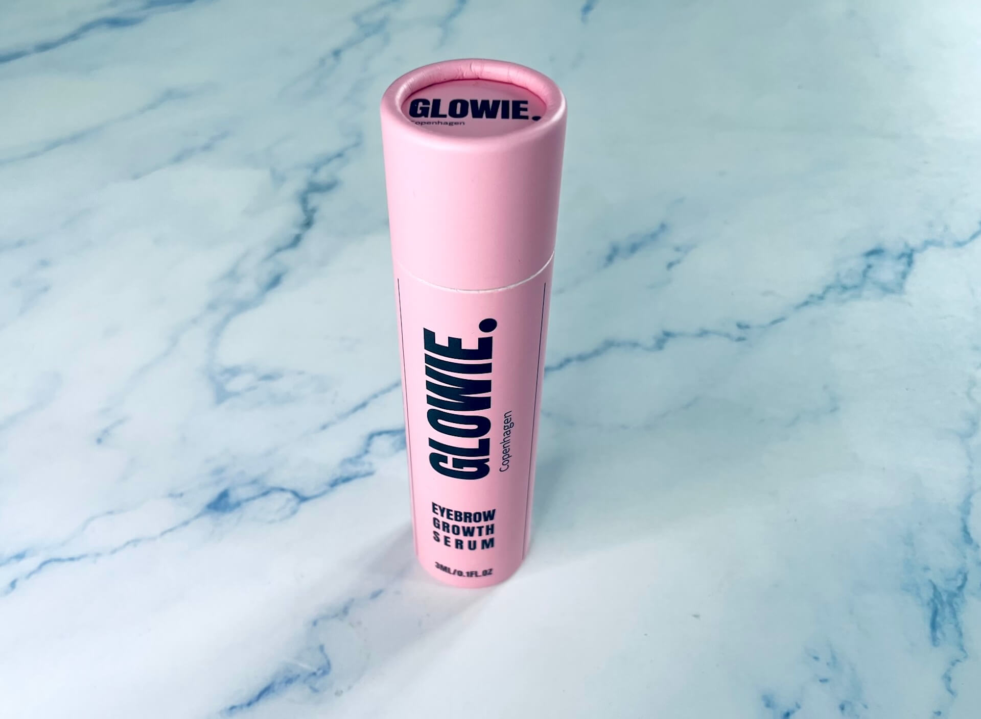 Glowie Eyebrow Growth Serum på bord
