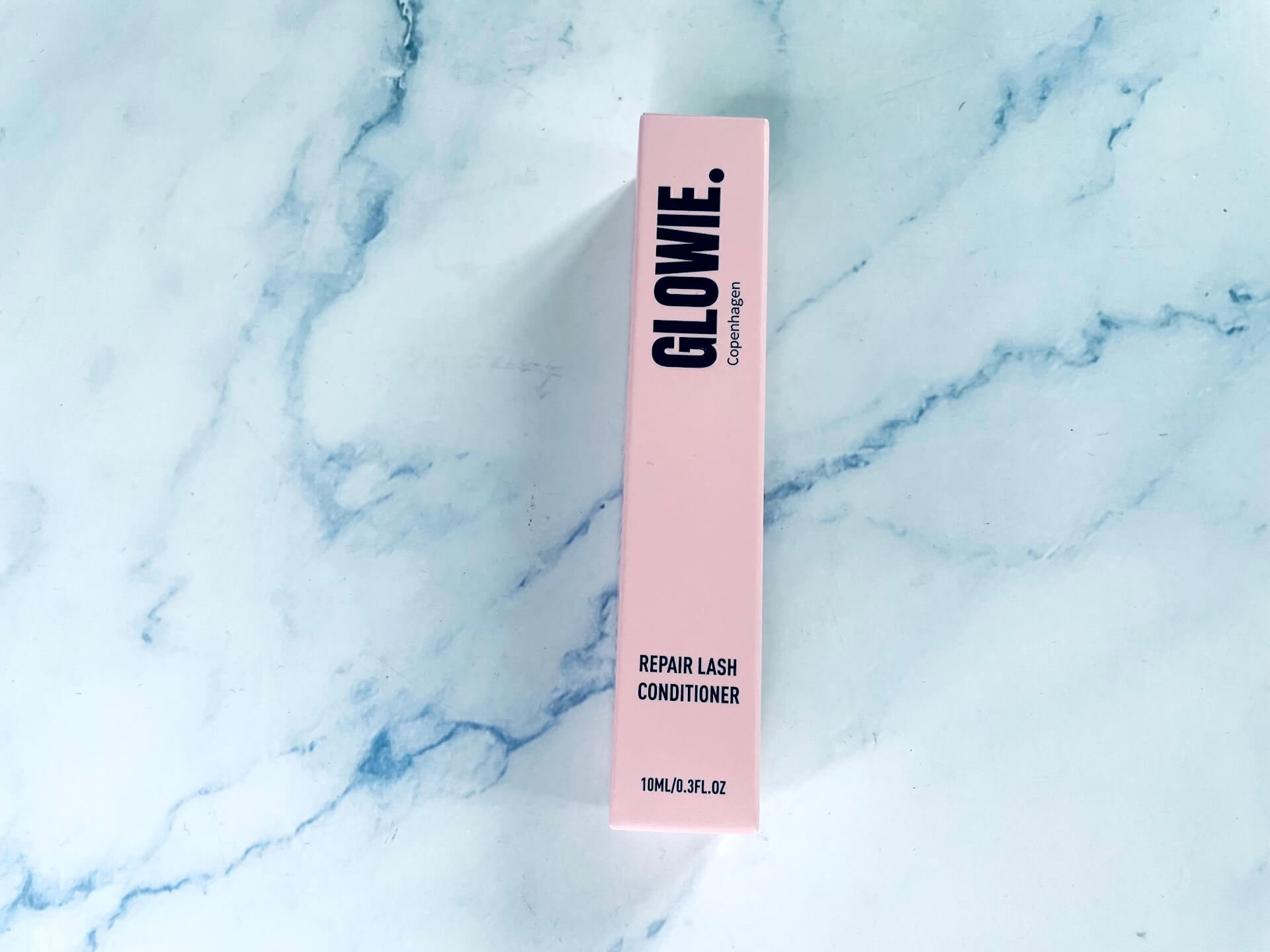 Glowie Eyelash Conditioner i kasse på bord