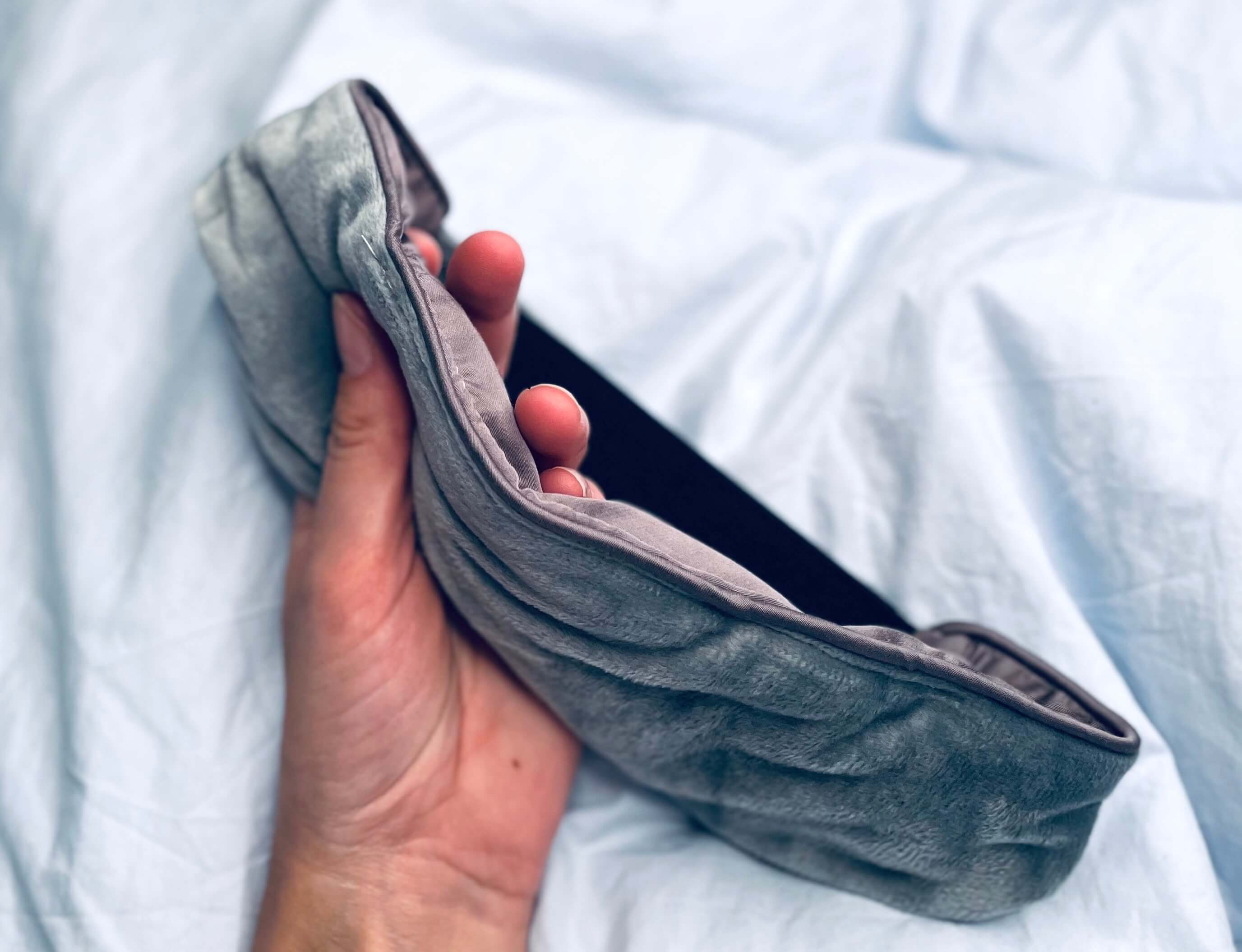 Grå sovemaske i blødt og behageligt materiale uden sysninger