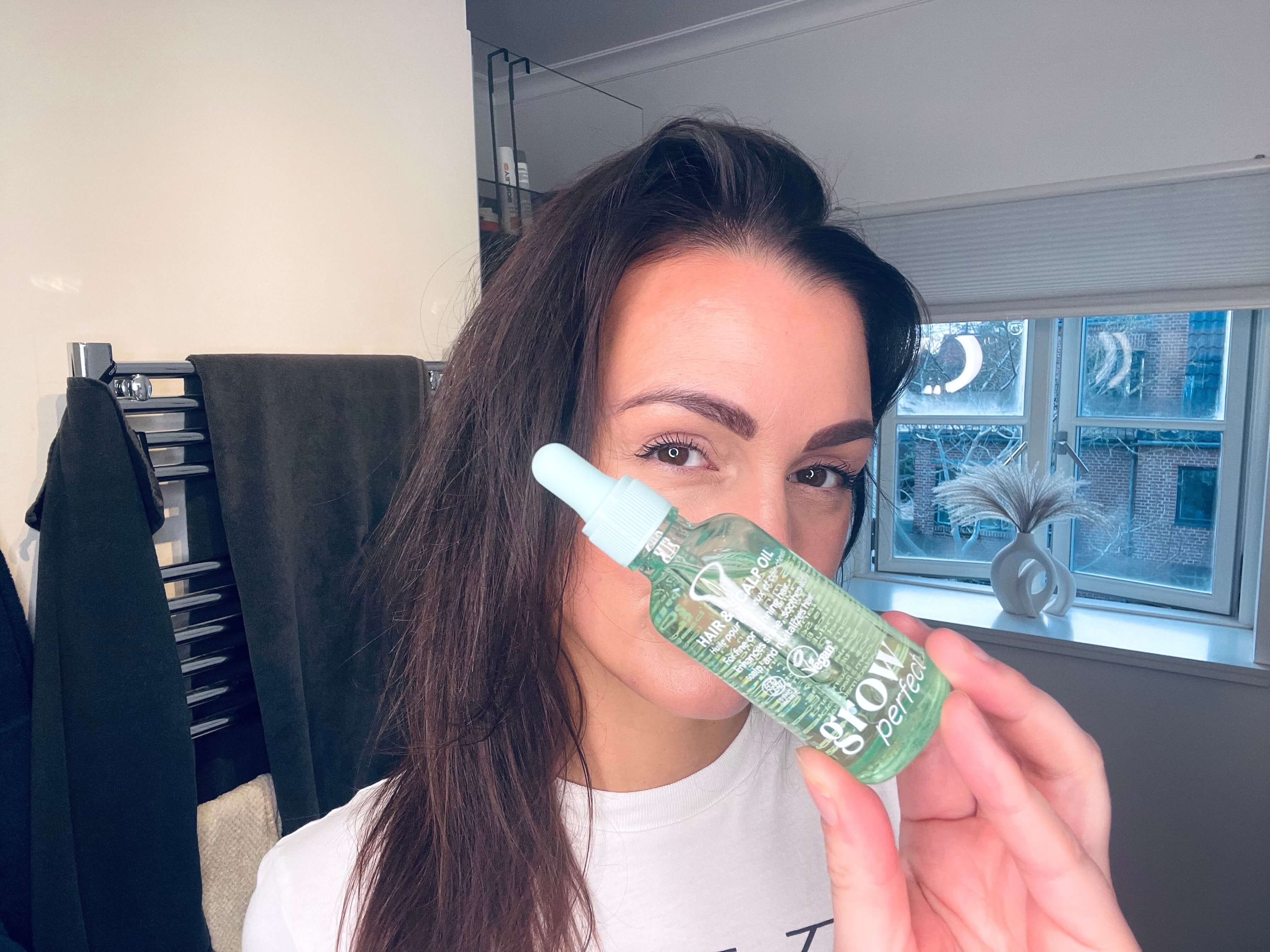 grow perfect hovedbundsolie fra Hairlust foran kvinde