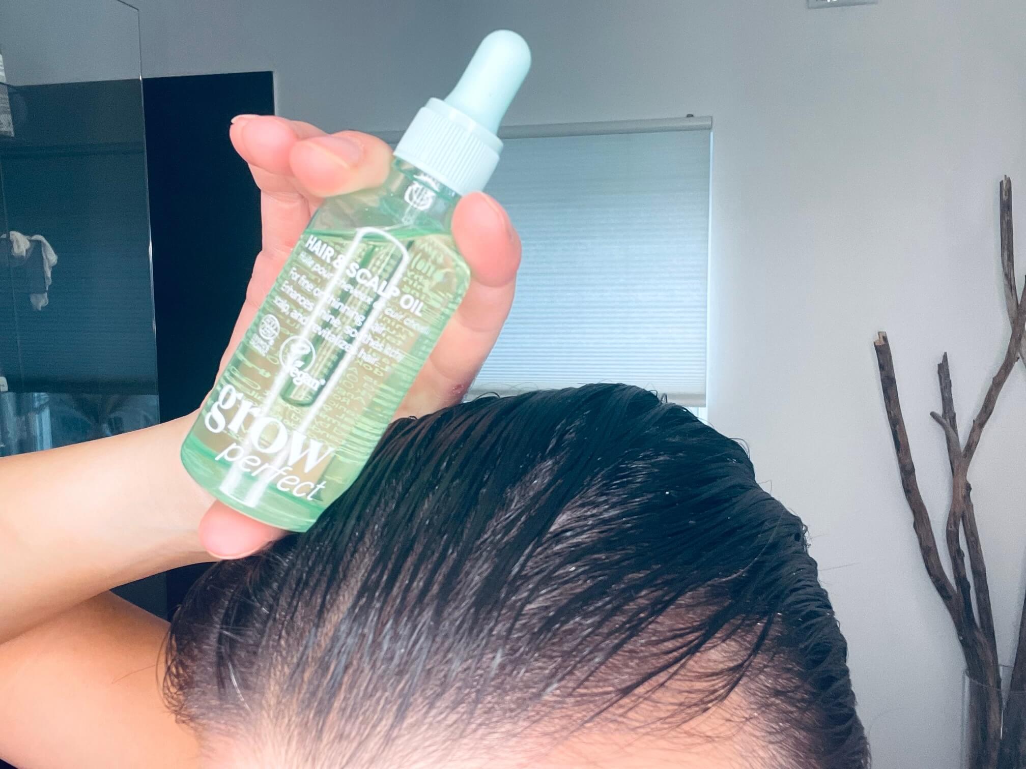 Grow perfect hovedbundsolie fra Hairlust i hånd over hår