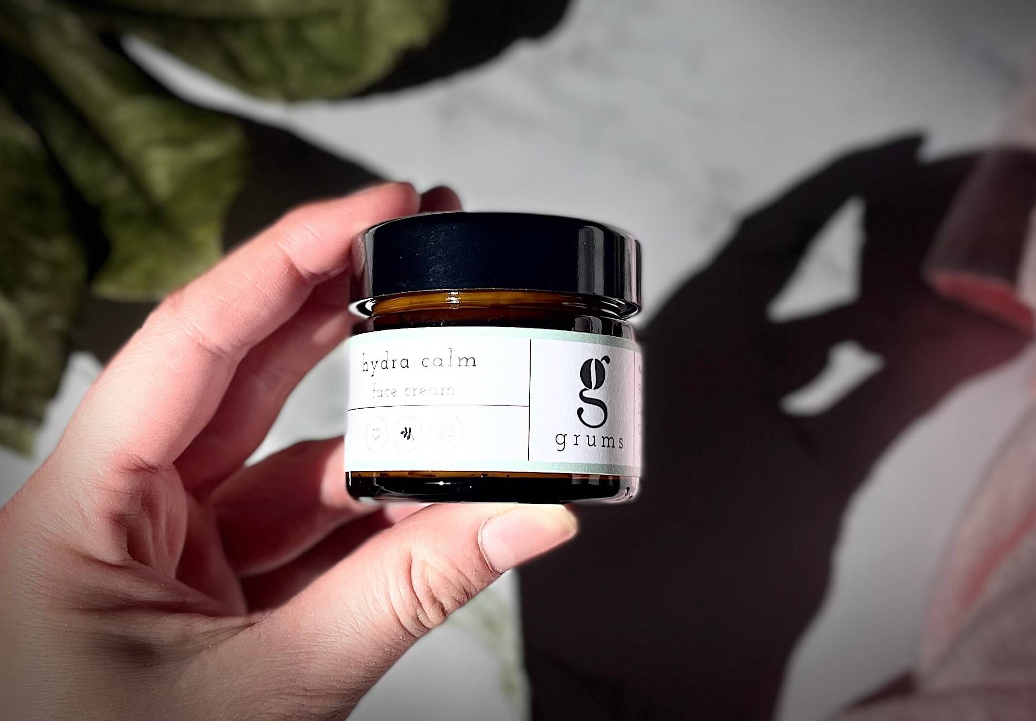 Grums Hydra Calm Face Cream i hånd