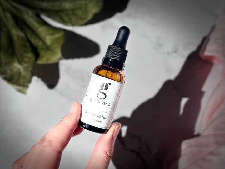 Grums Hydra Calm serum i hånd