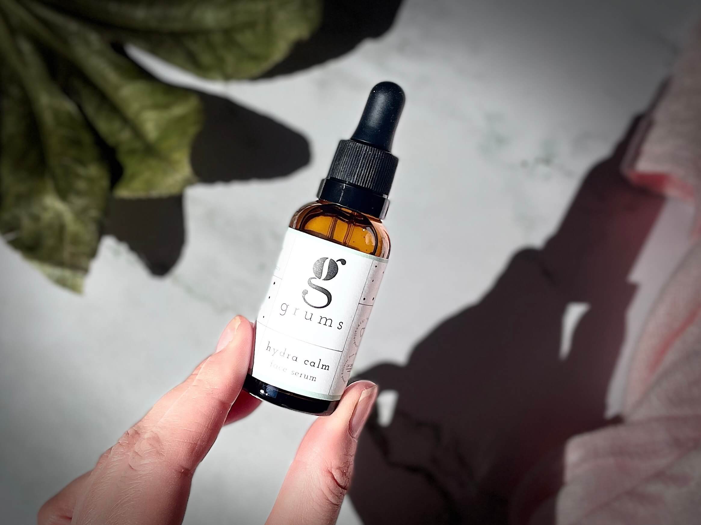 Grums Hydra Calm serum i hånd