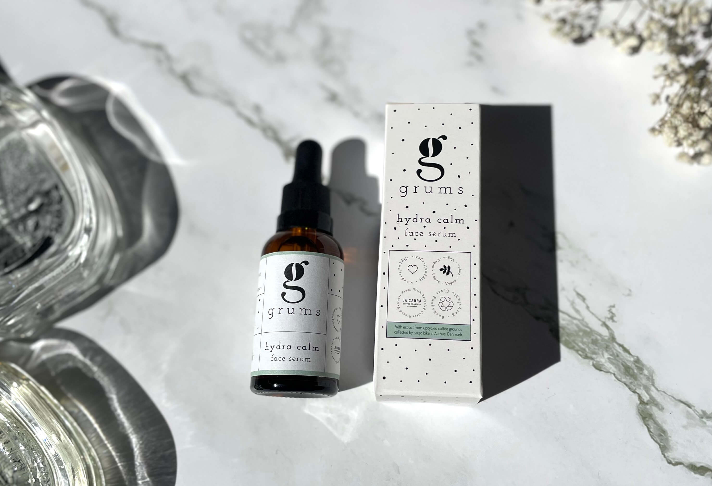 Grums Hydra Calm serum på bord
