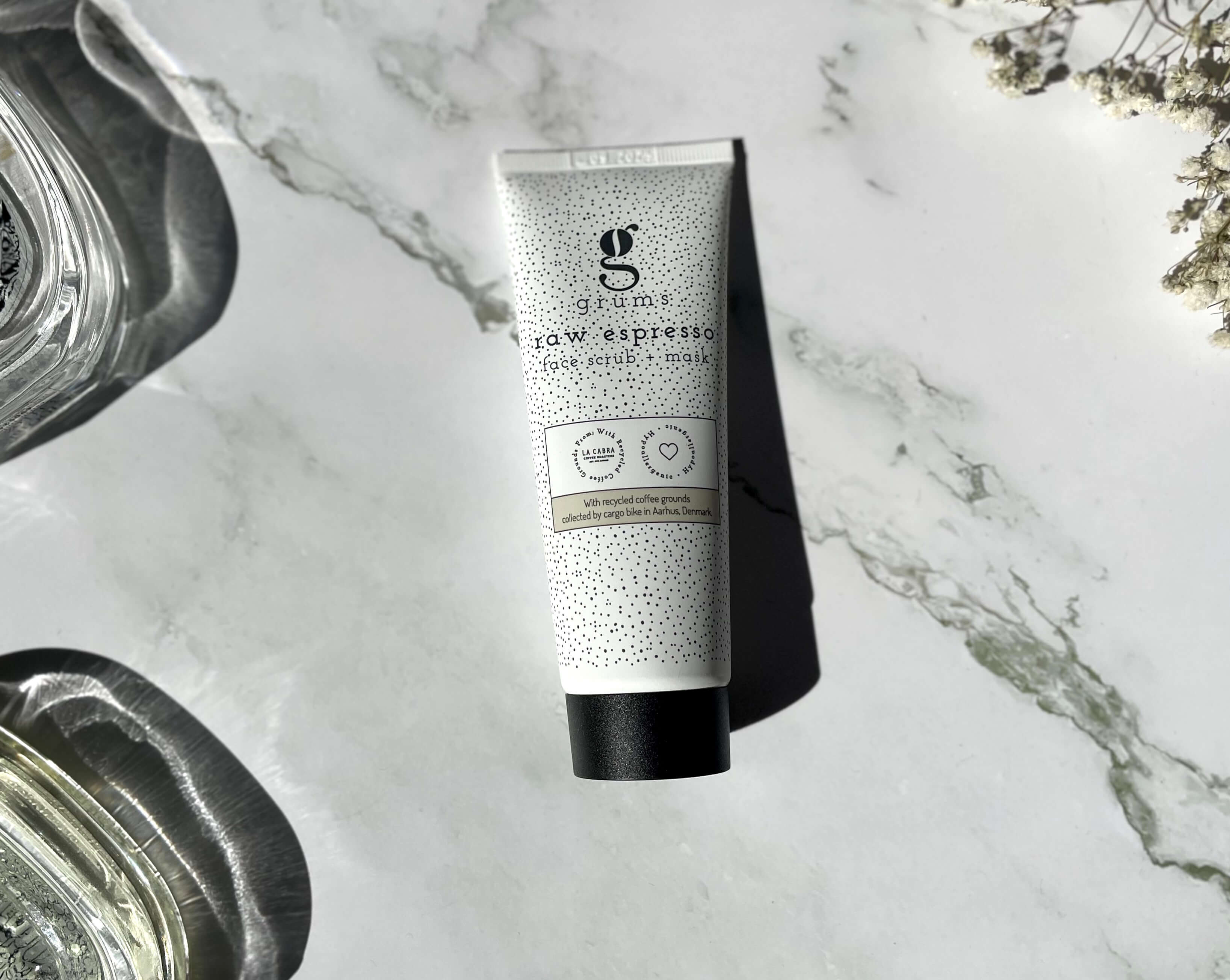 Grums Raw Espresso Face Scrub + Mask på bord