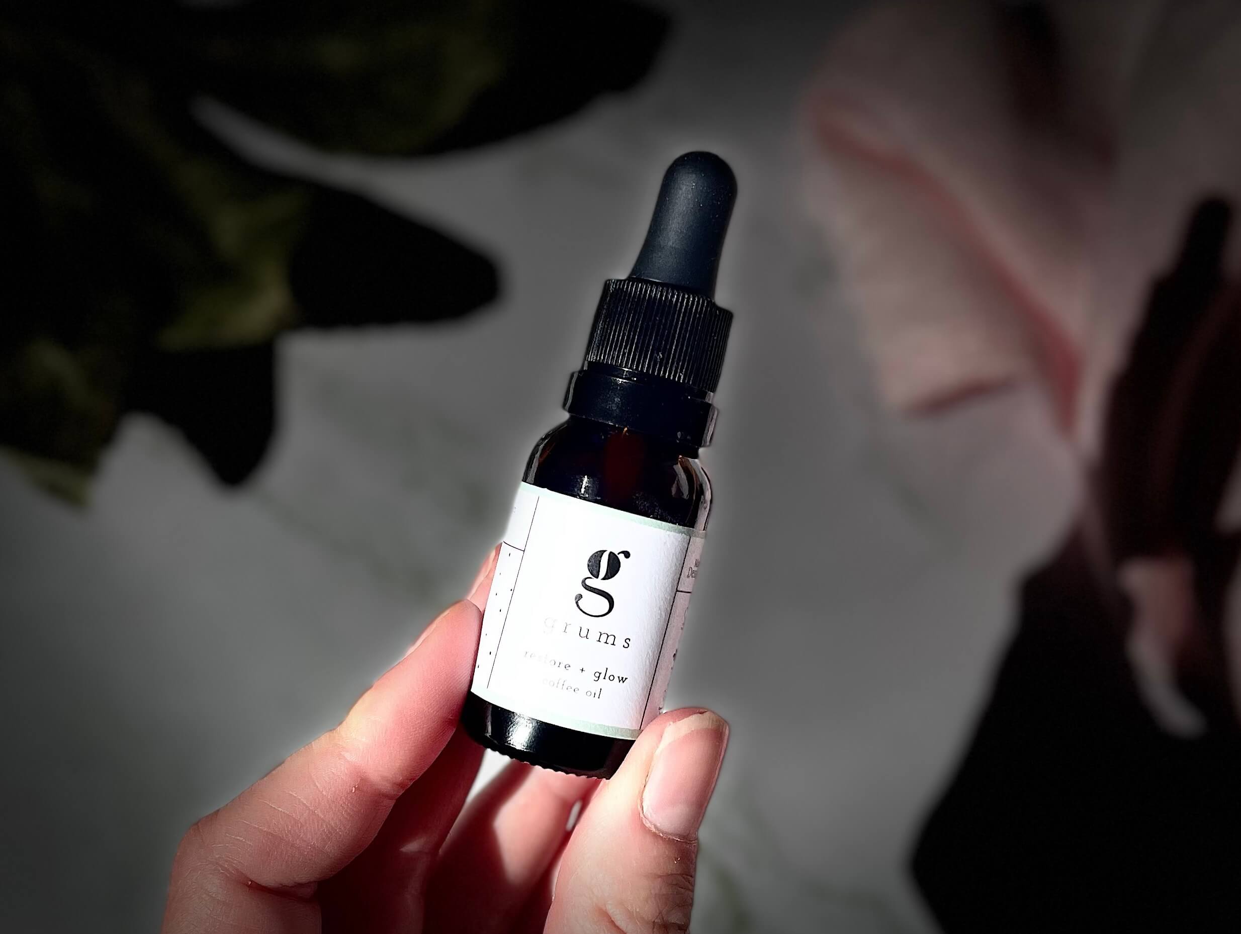 Grums Restore + Glow Coffee Oil i hånd