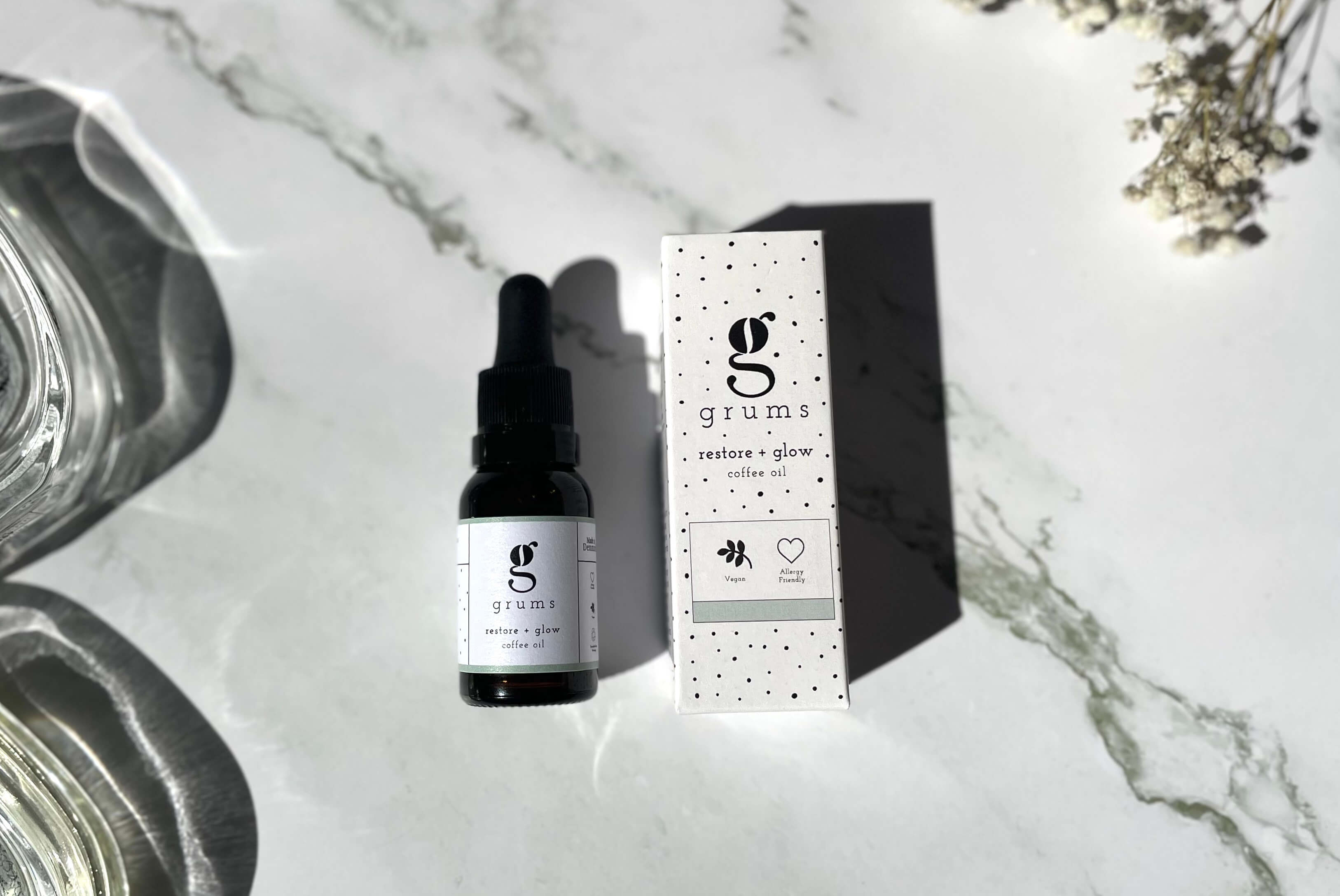Grums Restore + Glow Coffee Oil på bord