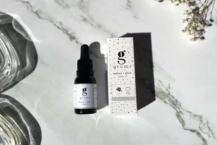 Grums Restore + Glow Coffee Oil på bord