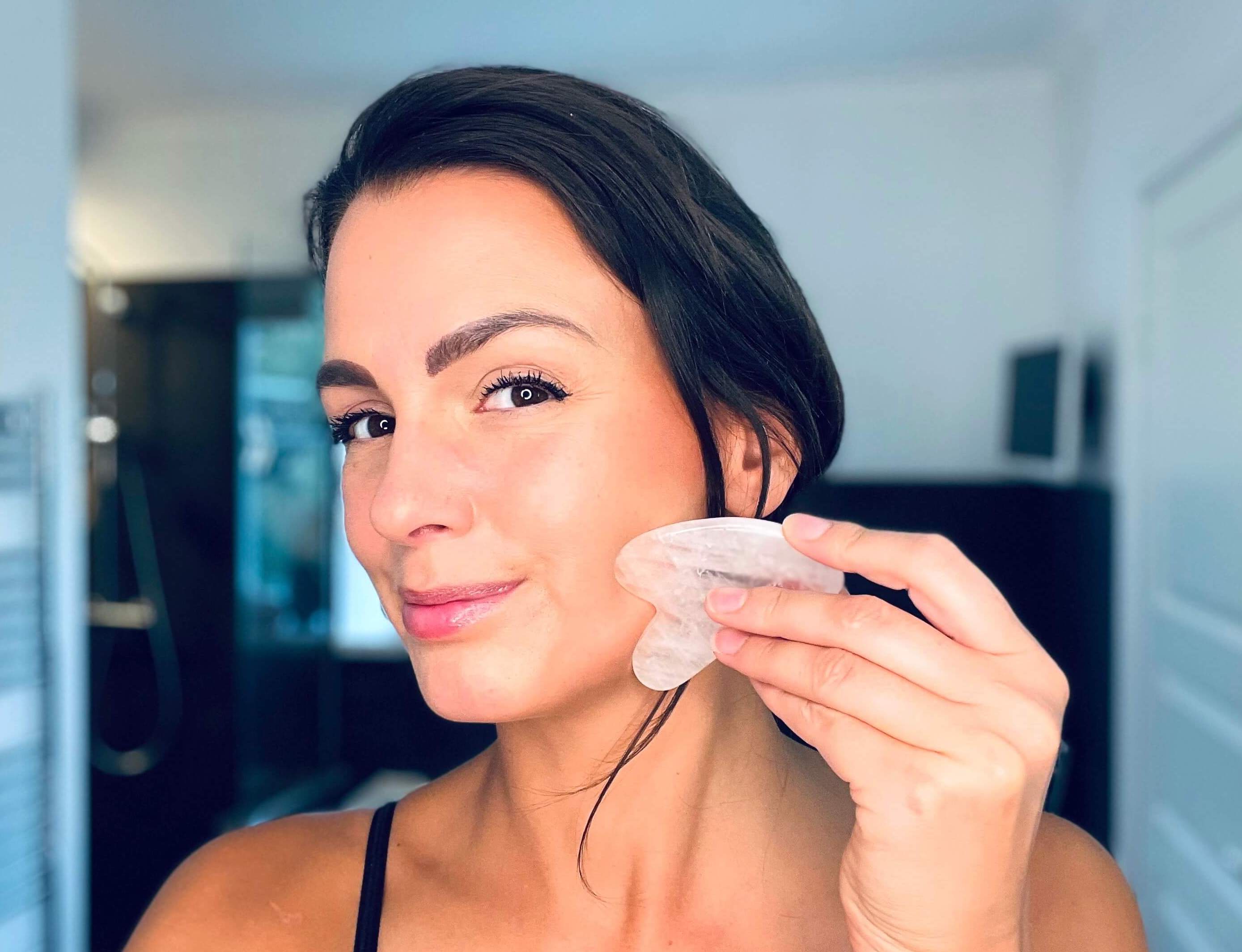 Gua sha sten bruges af kvinde