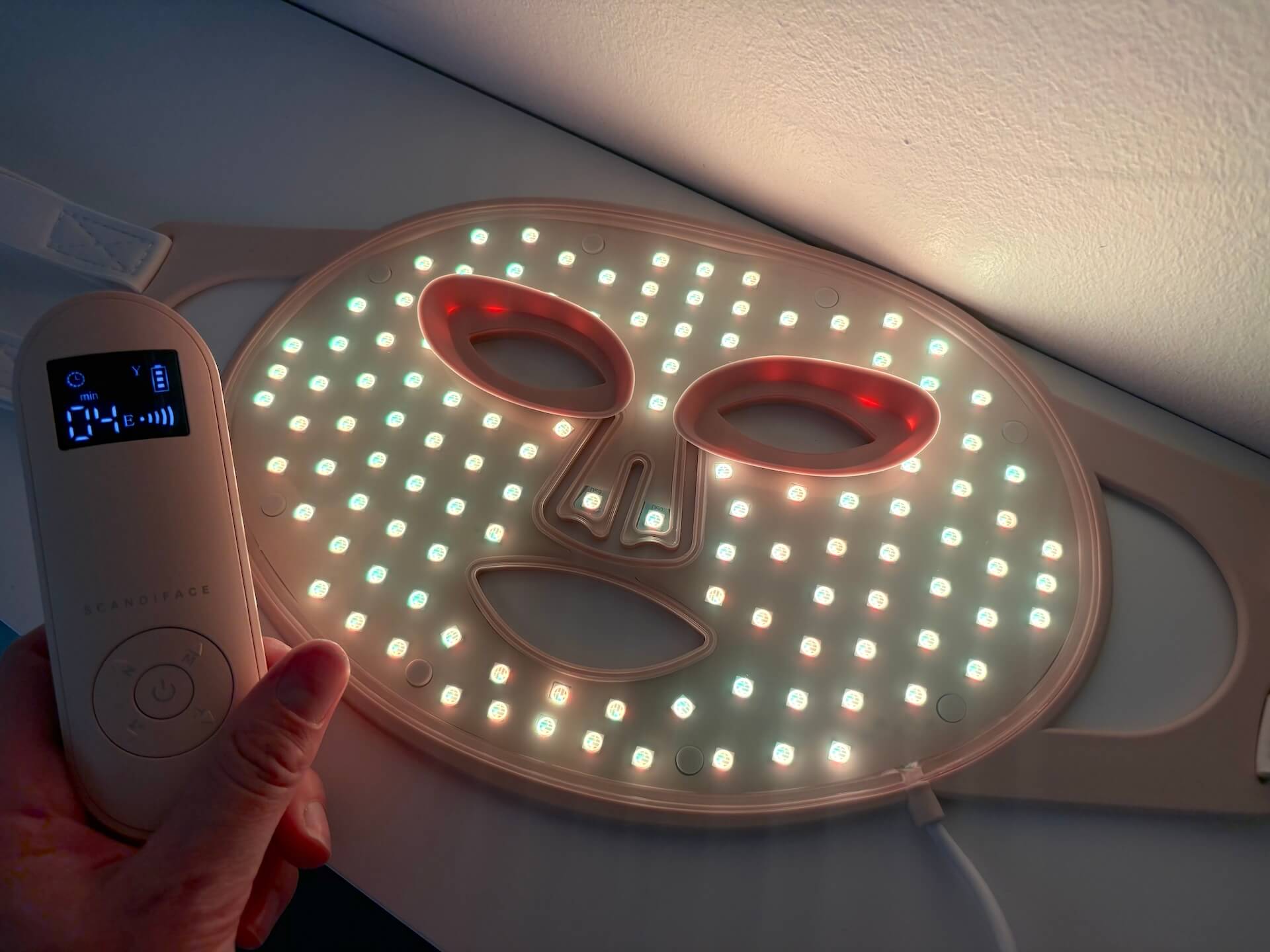 GUlt lys på Scandiface Skinboosting LED mask