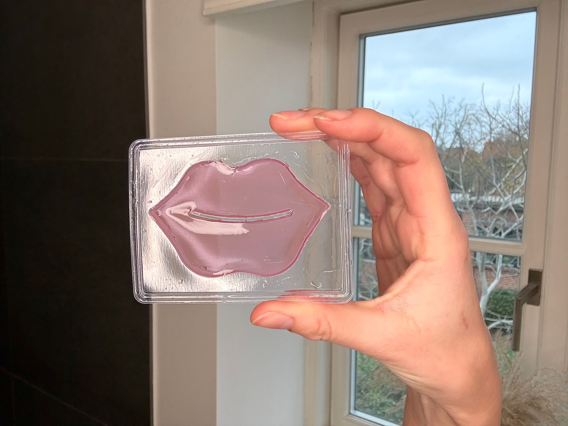 Hånd der holder Australian Bodycare B12 Lip Mask