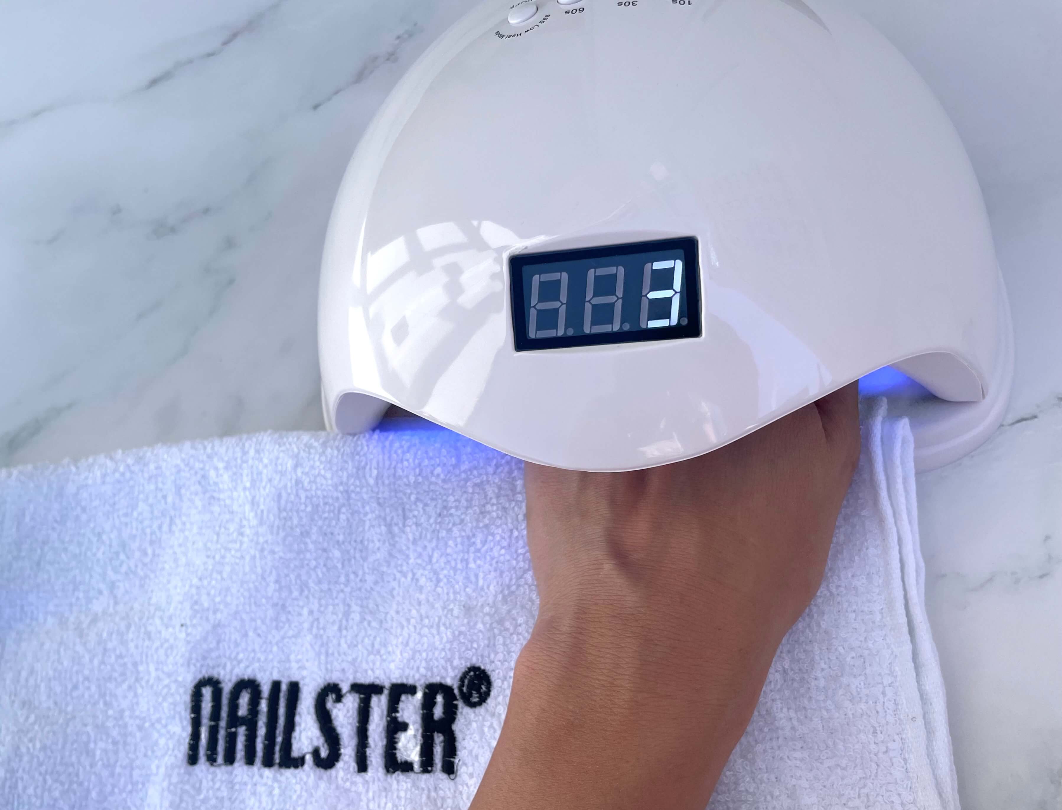Hånd i UV lampe fra Nailster