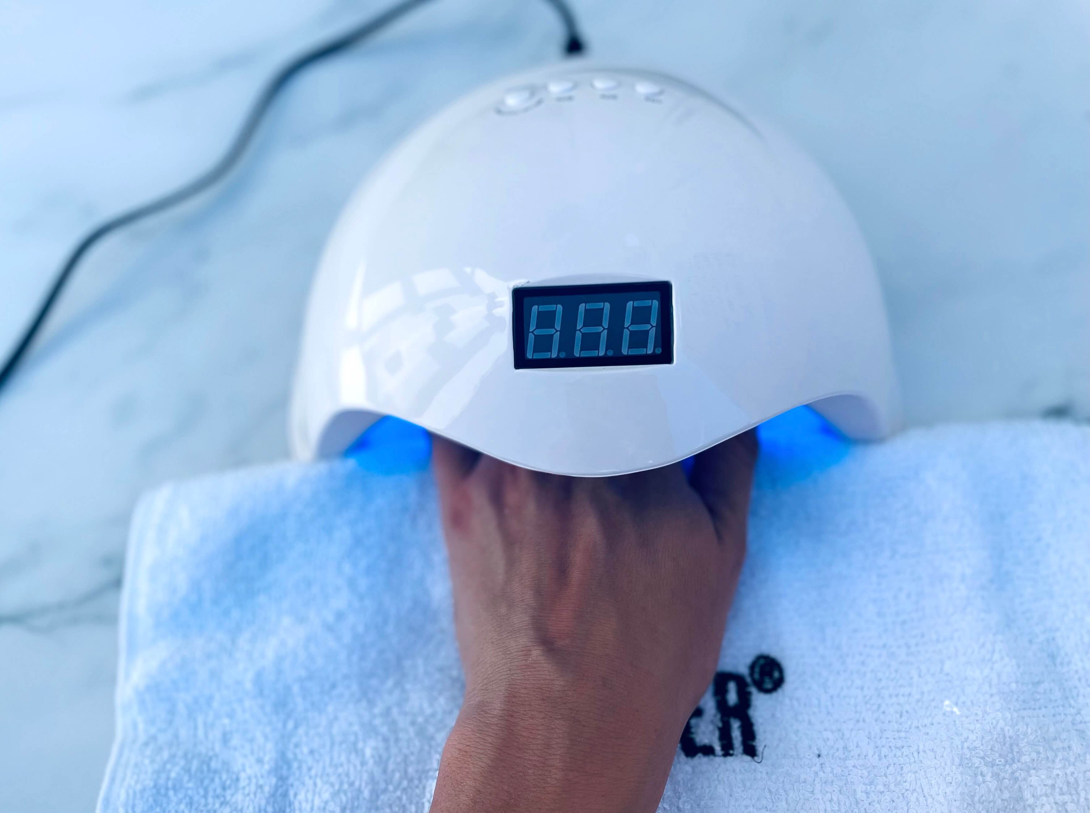 Hånd i UV og LED lampe fra Nailster