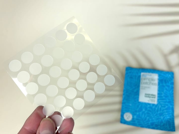 Hånd med ark med Australian Bodycare Salicylic Acid Pimple Patches