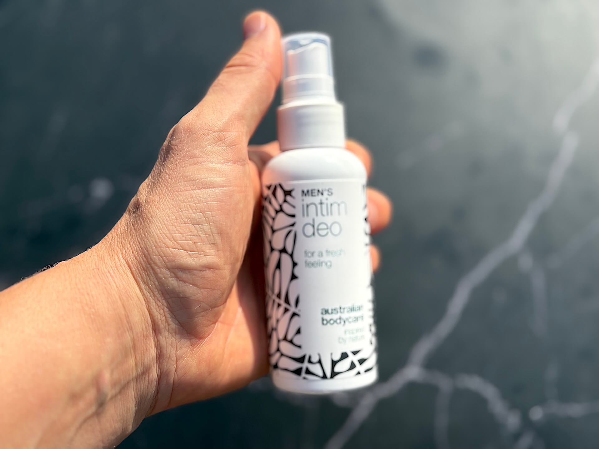 Hånd med Australian Bodycare Men's Intim Deo