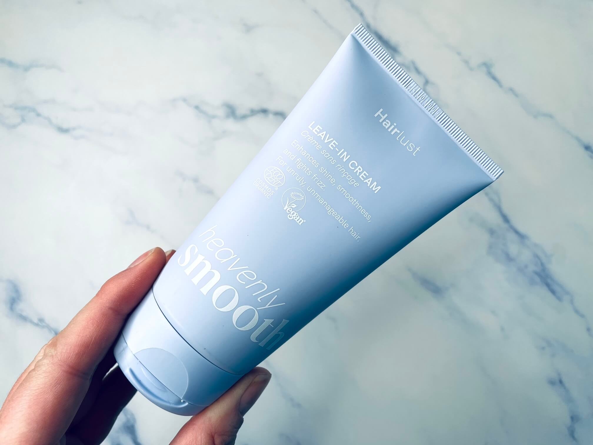 Hånd med Heavenly Smooth Leave-In Cream fra Hairlust