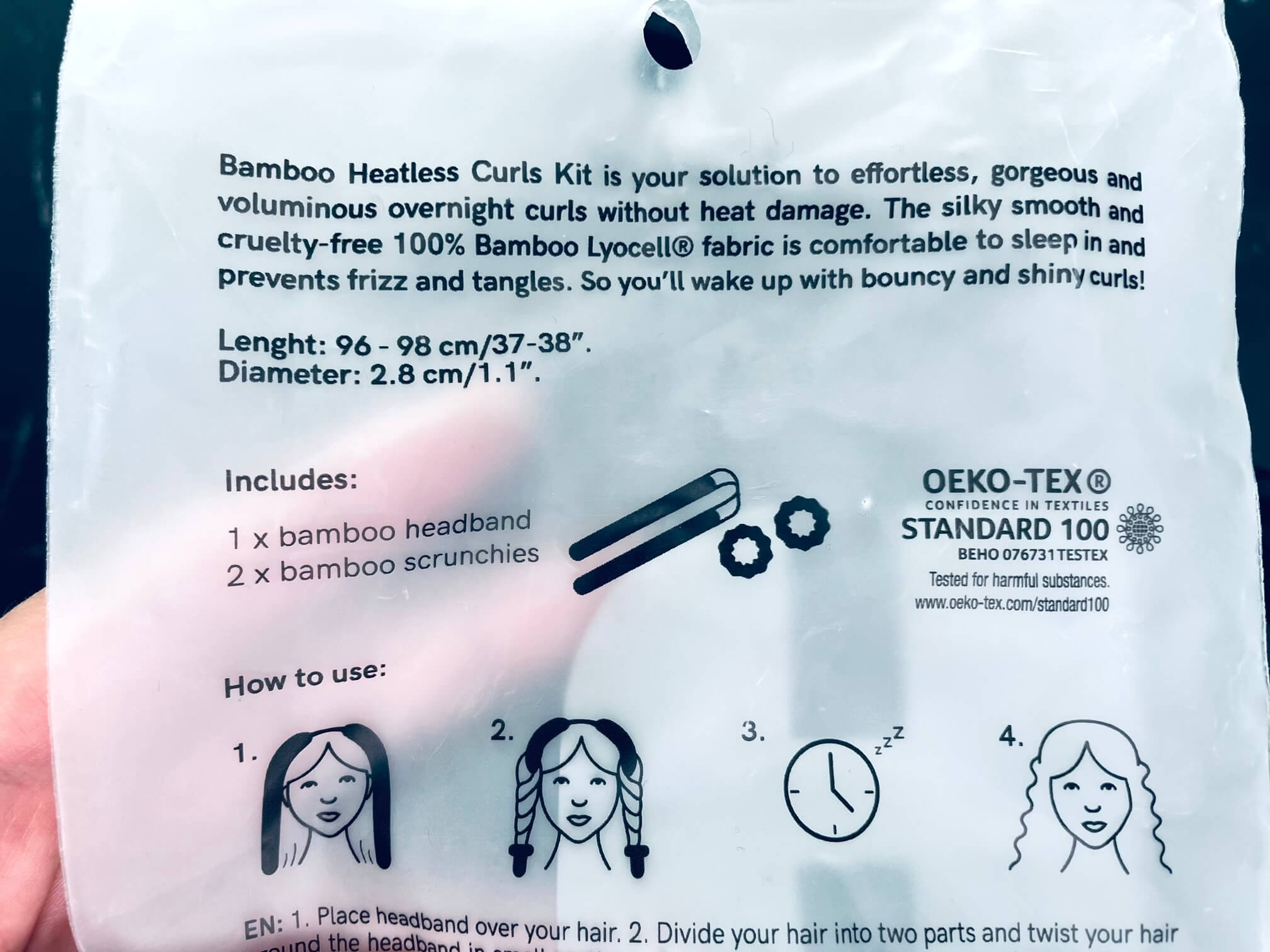 Hånd med instrukser til Bamboo Heatless Curls Kit