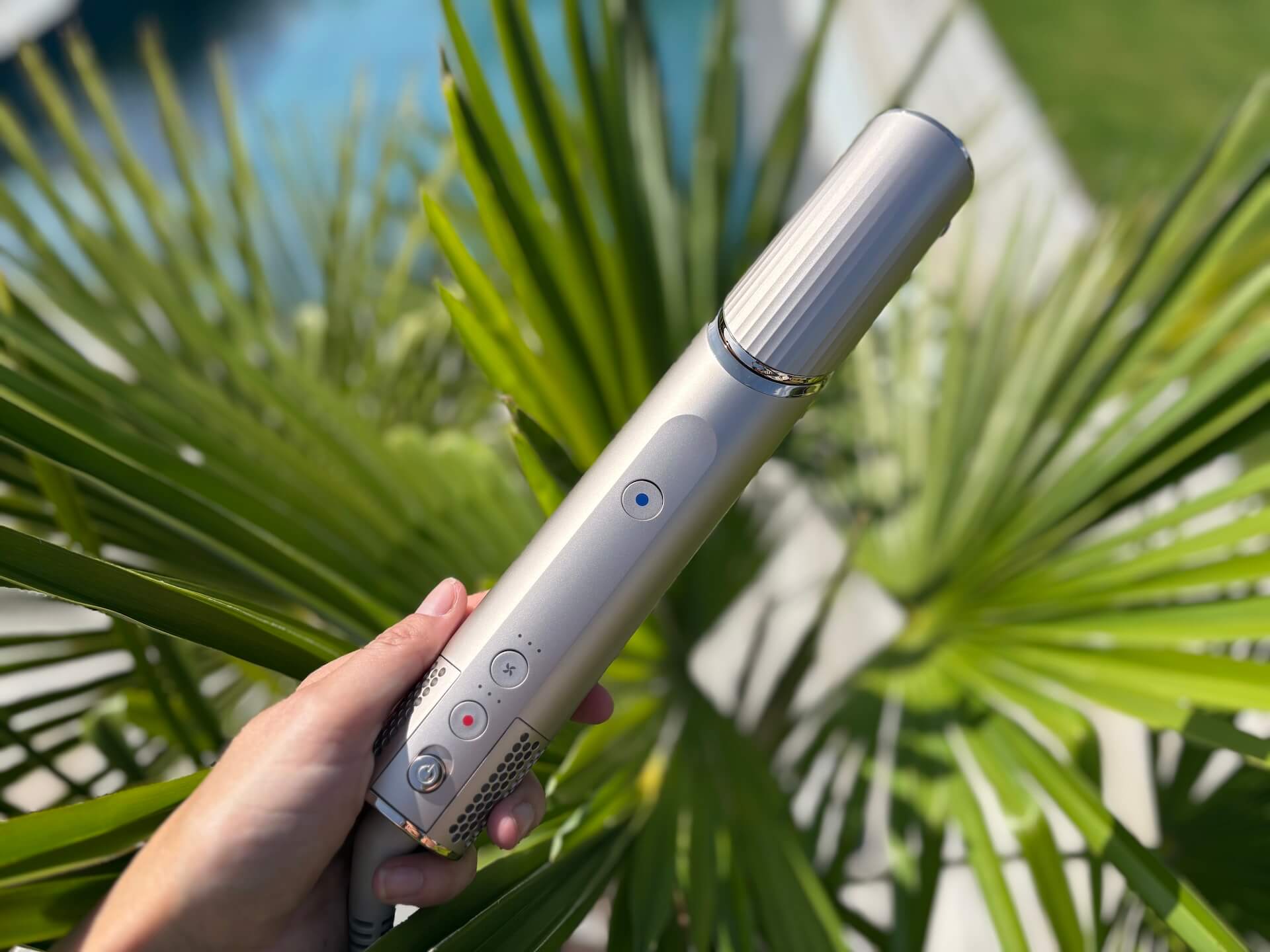 Hånd med Shark FlexStyle 5-in-1 multistyler i have