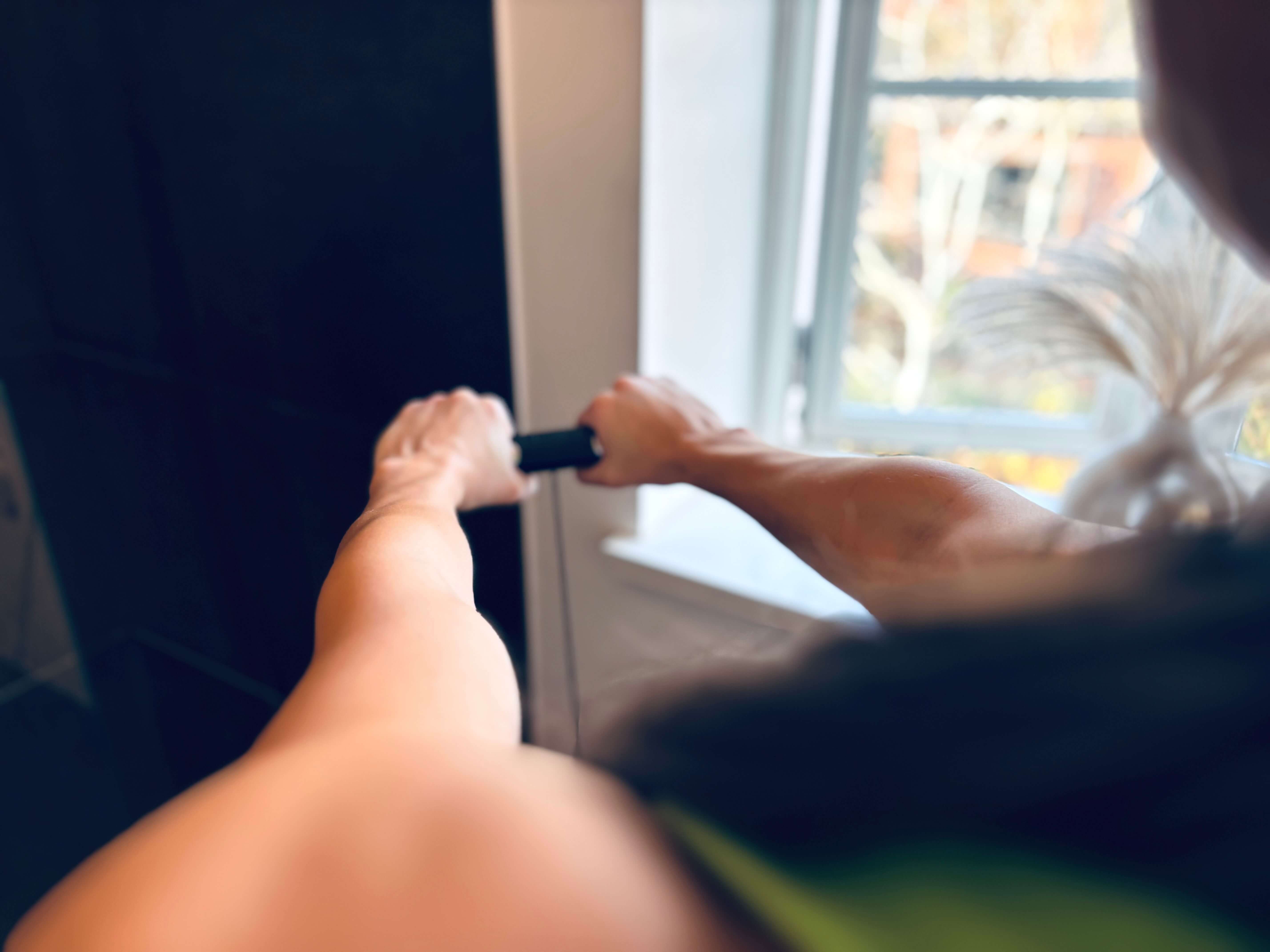 Håndtag til Danish Wellness Kropsscanner med hænder på