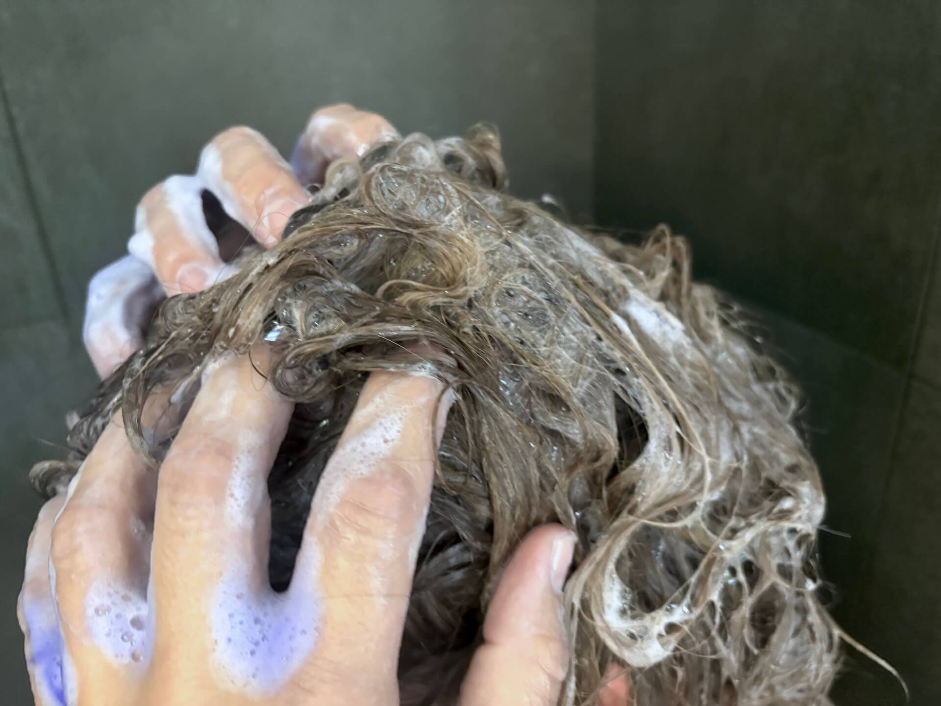Hår der vaskes med IdHAIR Creative Silver Shampoo