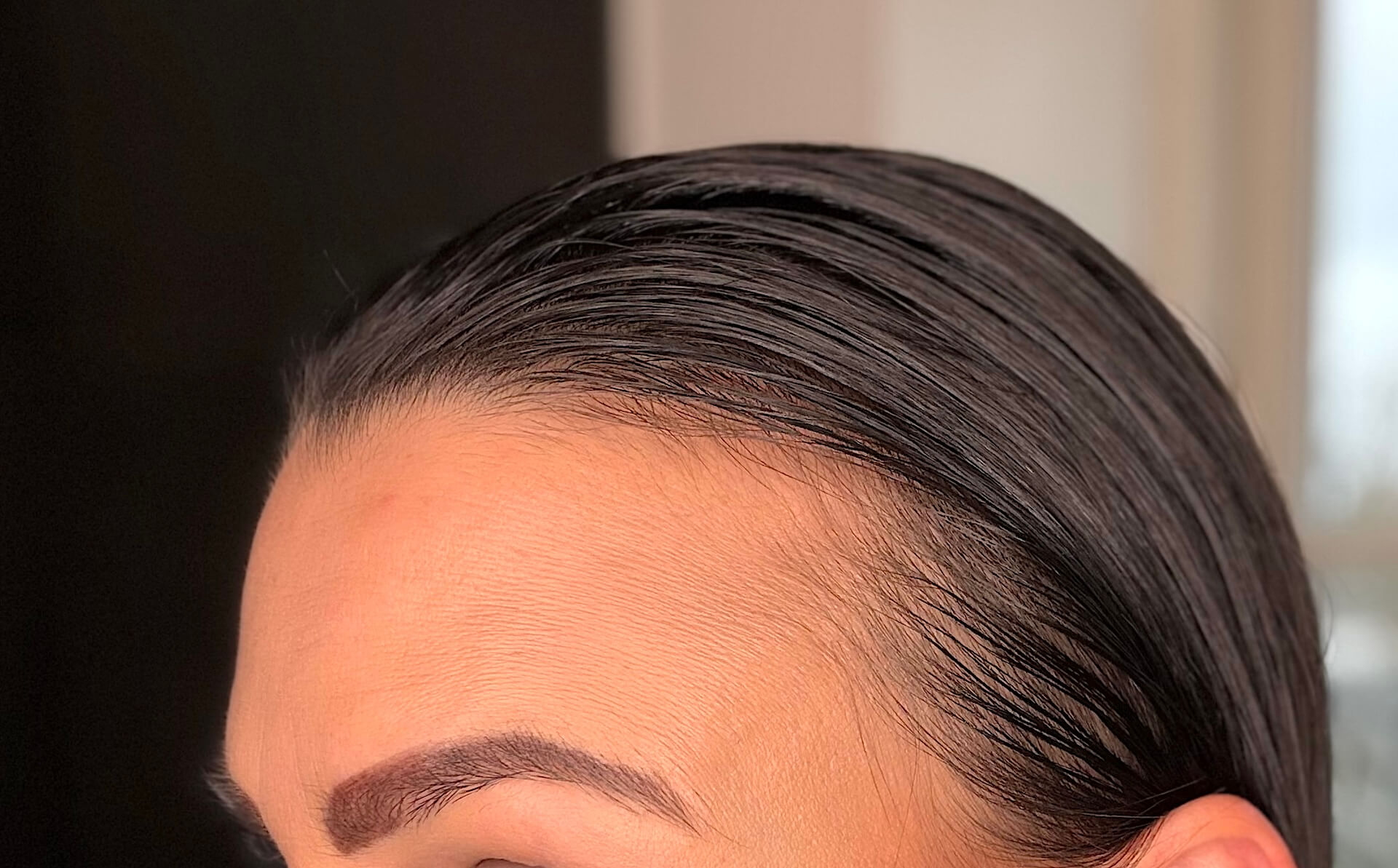 Hår med Yuaia Haircare Style and Shine Styling Gel