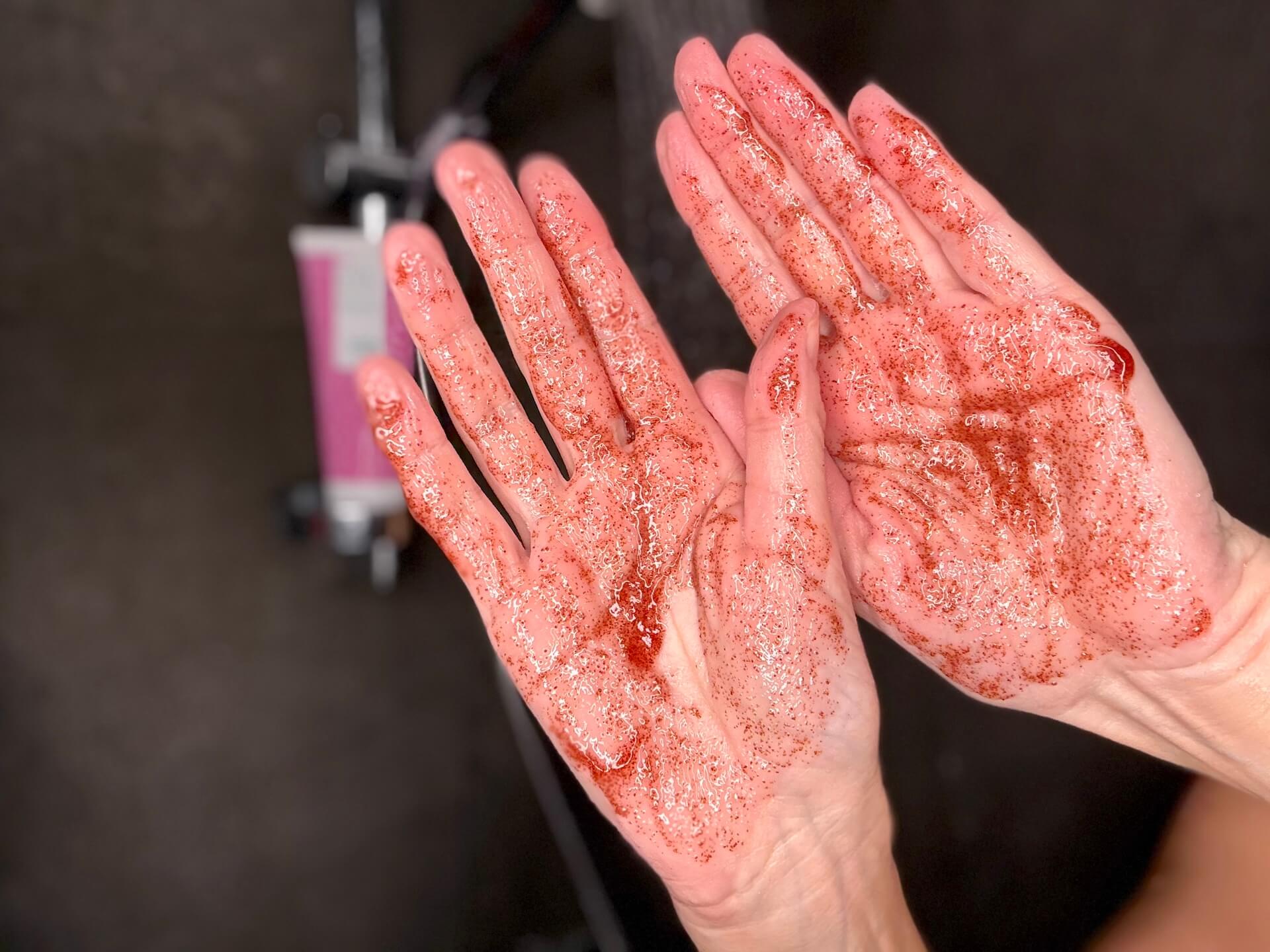 Hænder med Australian Bodycare B12 Body Scrub på