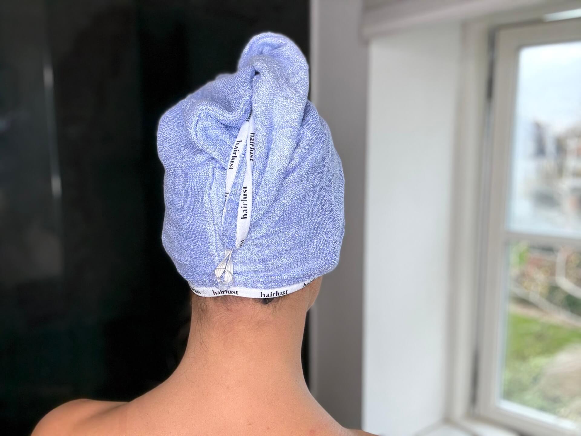 Hairlust Bamboo Hair Towel Wrap hårhåndklæde brugt til vådt hår