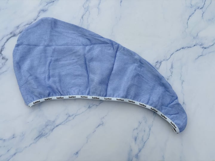 Hairlust Bamboo Hair Towel Wrap hårhåndklæde på bord