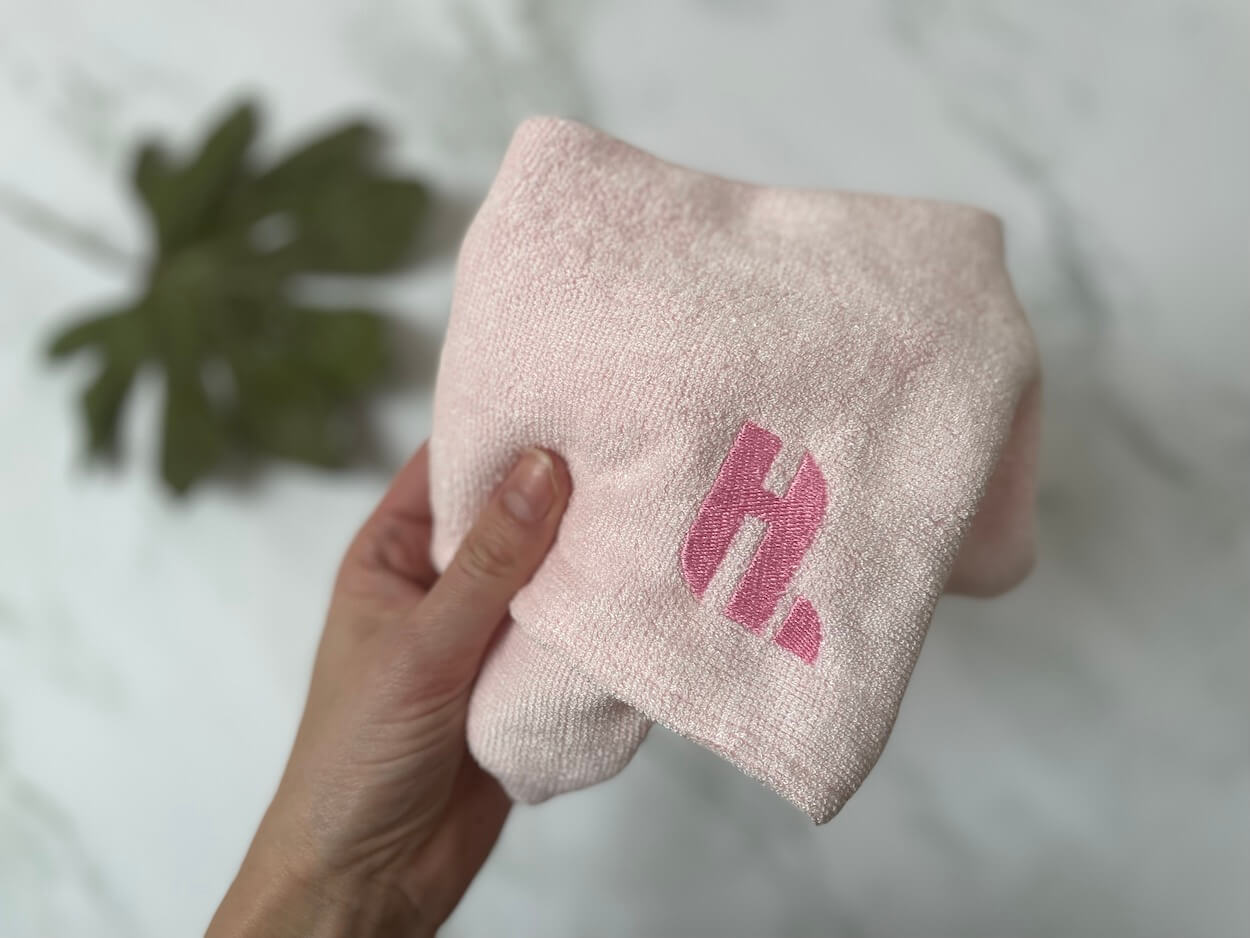 Hairlust Bamboo Hair Towel Wrap i hånd