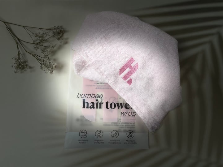 Hairlust Bamboo Hair Towel Wrap på et bord
