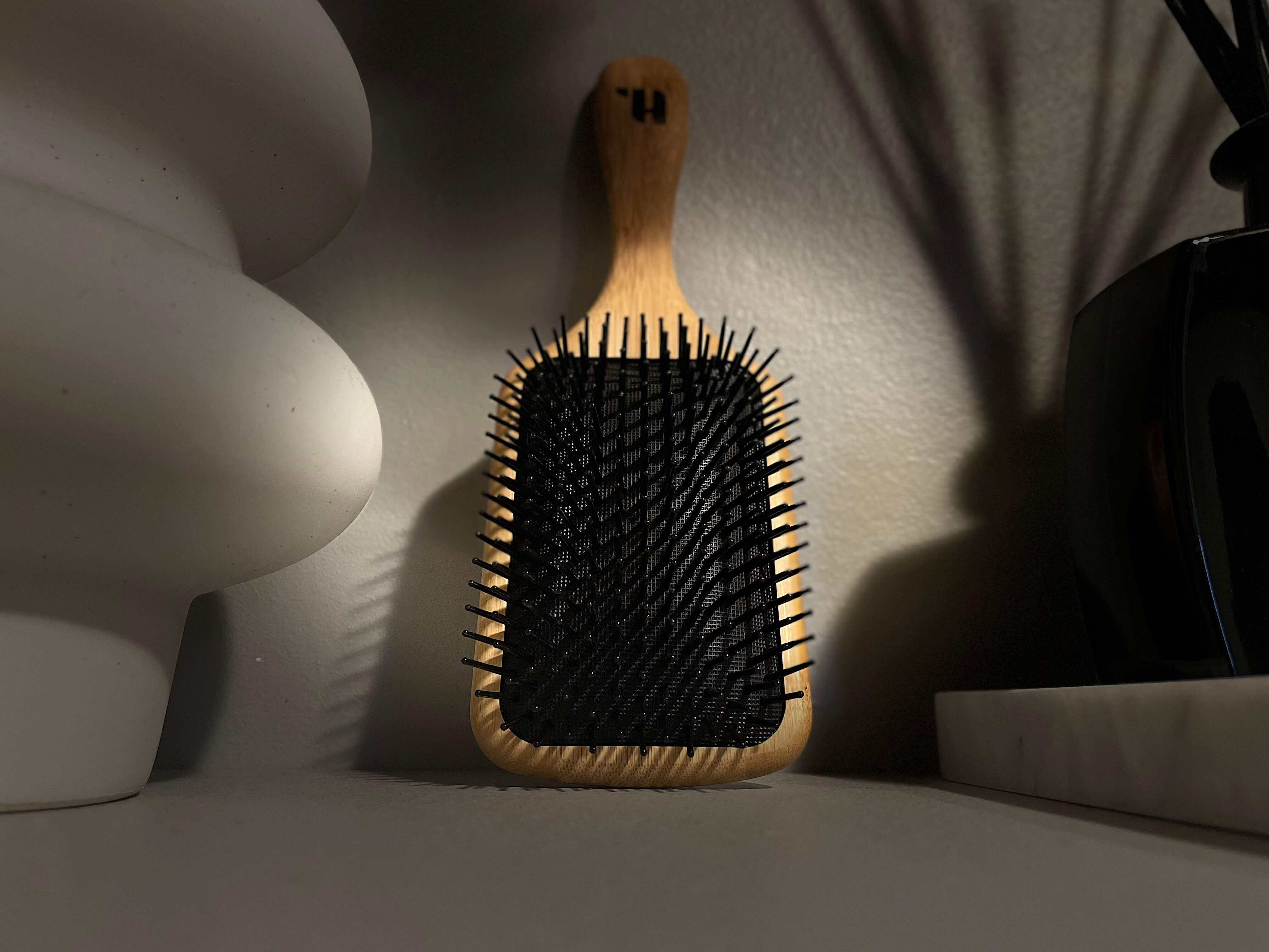 Hairlust Bamboo pladebørste close up på en hylde