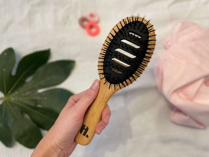 Hairlust Bamboo Vented Brush i en hånd