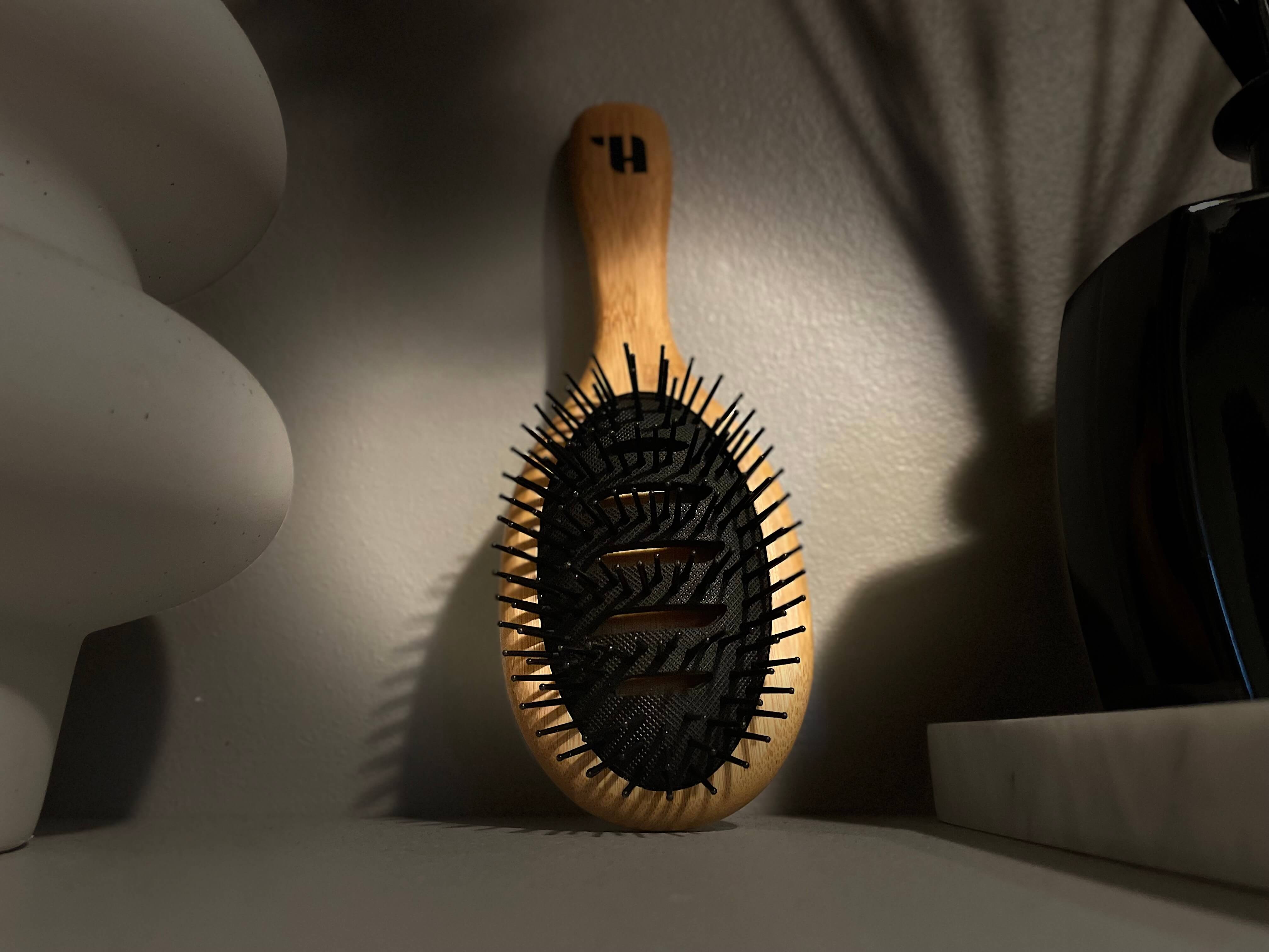 Hairlust Bamboo Vented Brush på en hylde