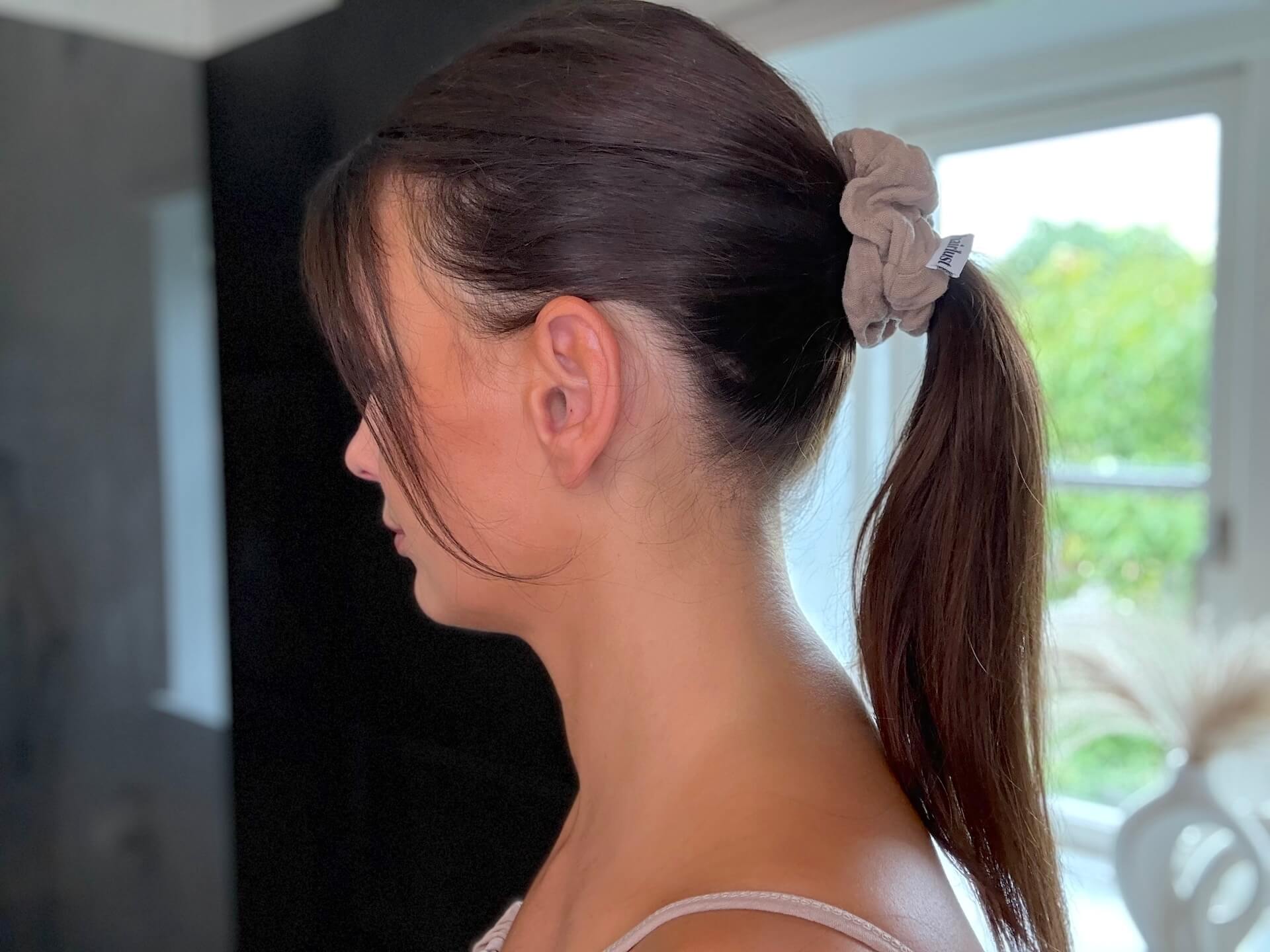 Hairlust Cotton Scrunchie i håret på kvinde