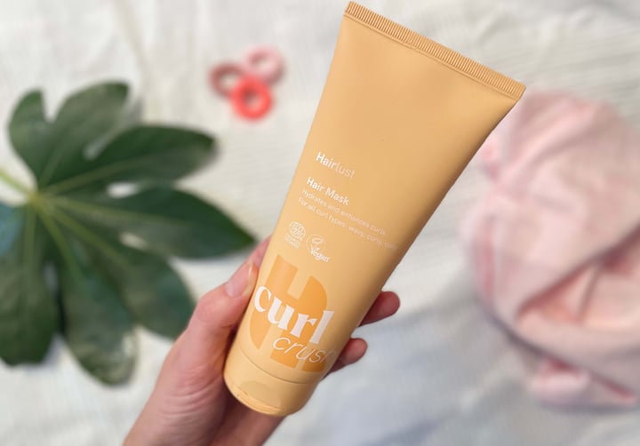 Hairlust Curl Recovery & Protection Mask i en hånd