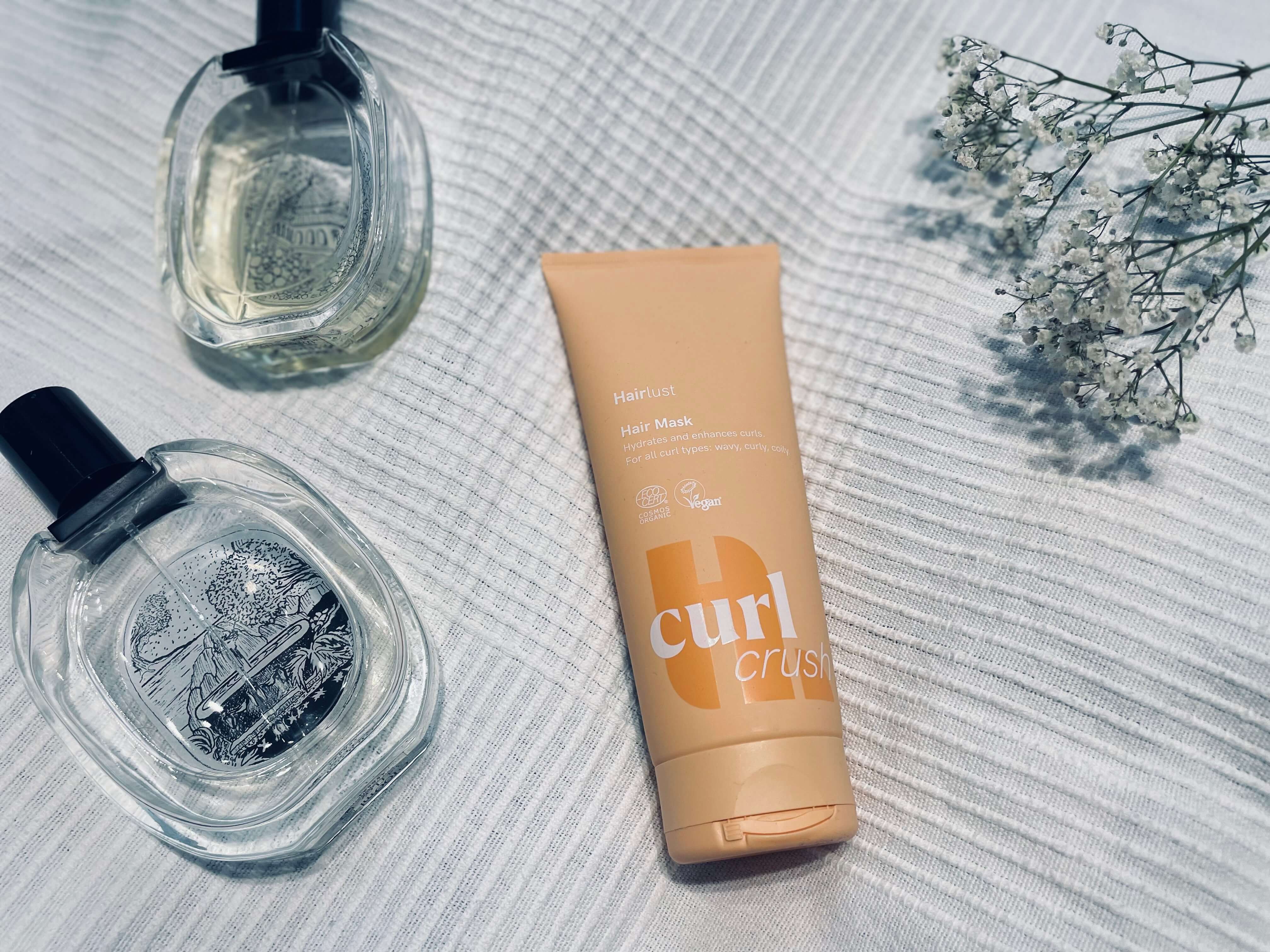 Hairlust Curl Recovery & Protection Mask på en seng