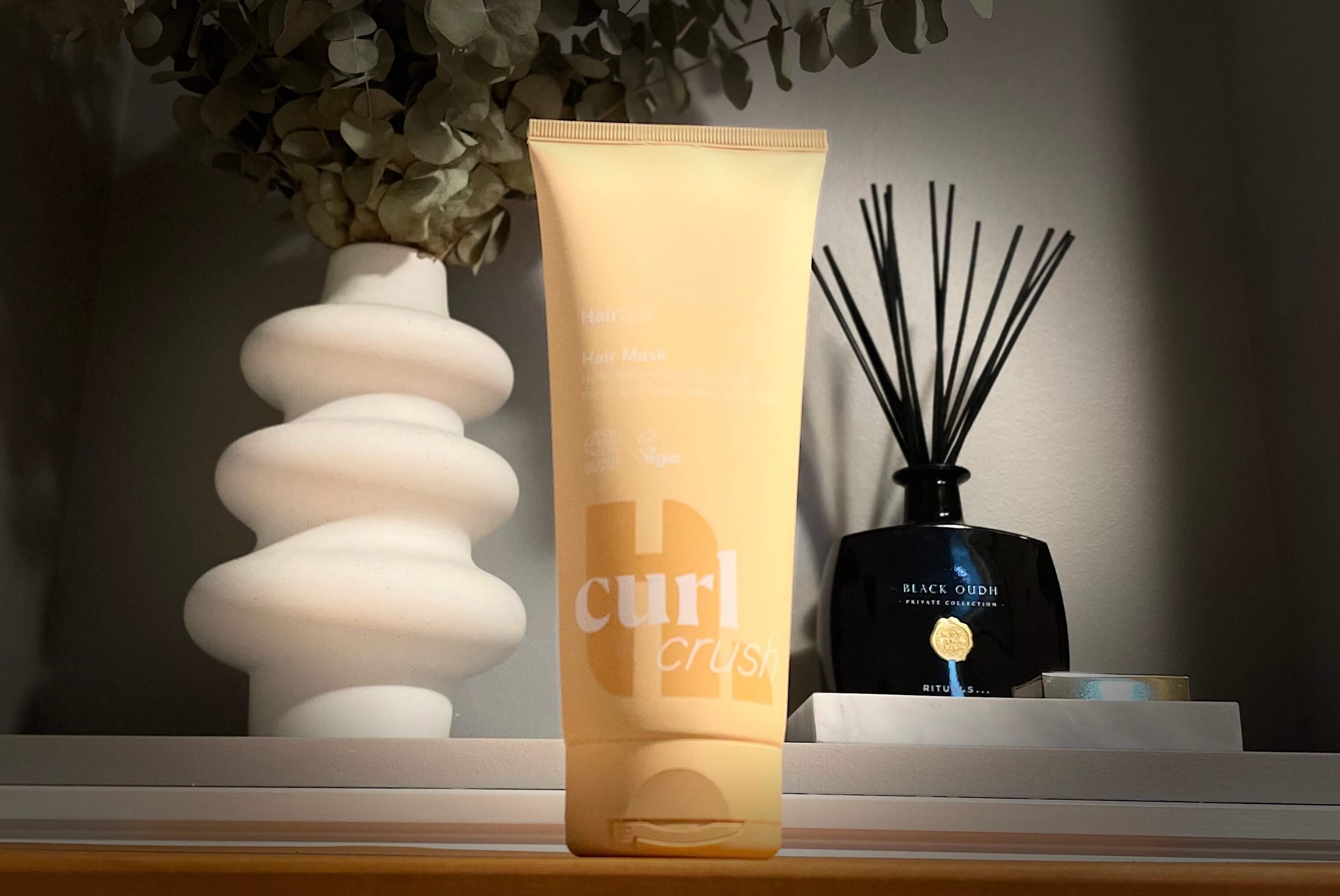 Hairlust Curl Recovery & Protection Mask på et badeværelse