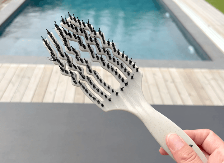 Hairlust Curved Flex Detangler i hånd