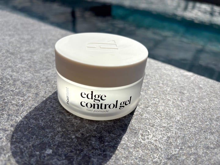 Hairlust Edge Control Gel på poolkant