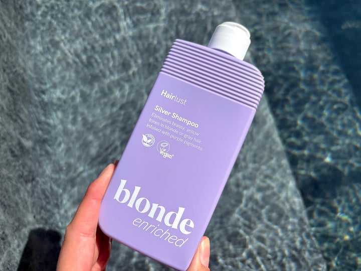 Hairlust Enriched Blonde Silver Shampoo i hånd