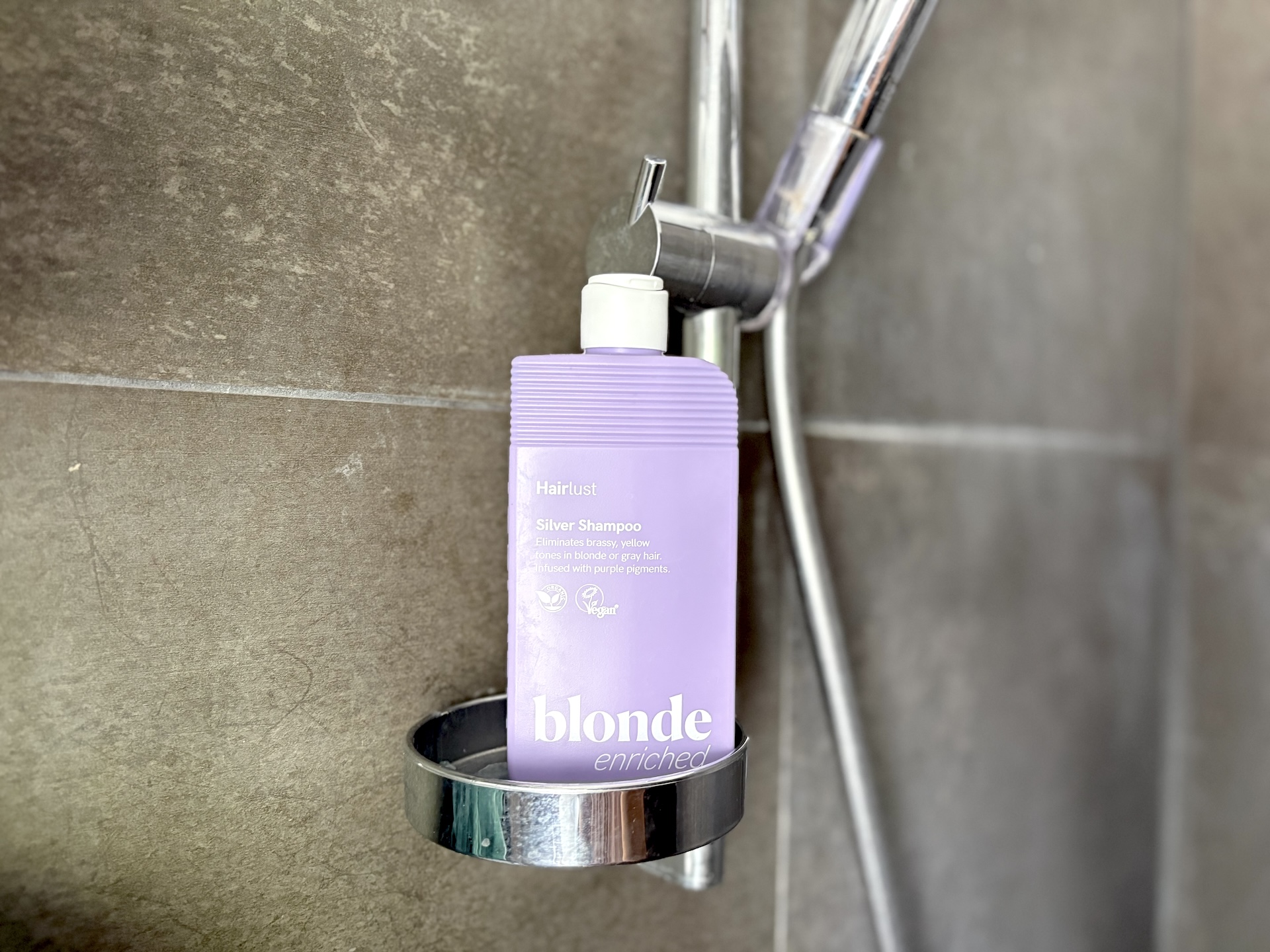 Hairlust Enriched Blonde Silver Shampoo på badeværelseshylde