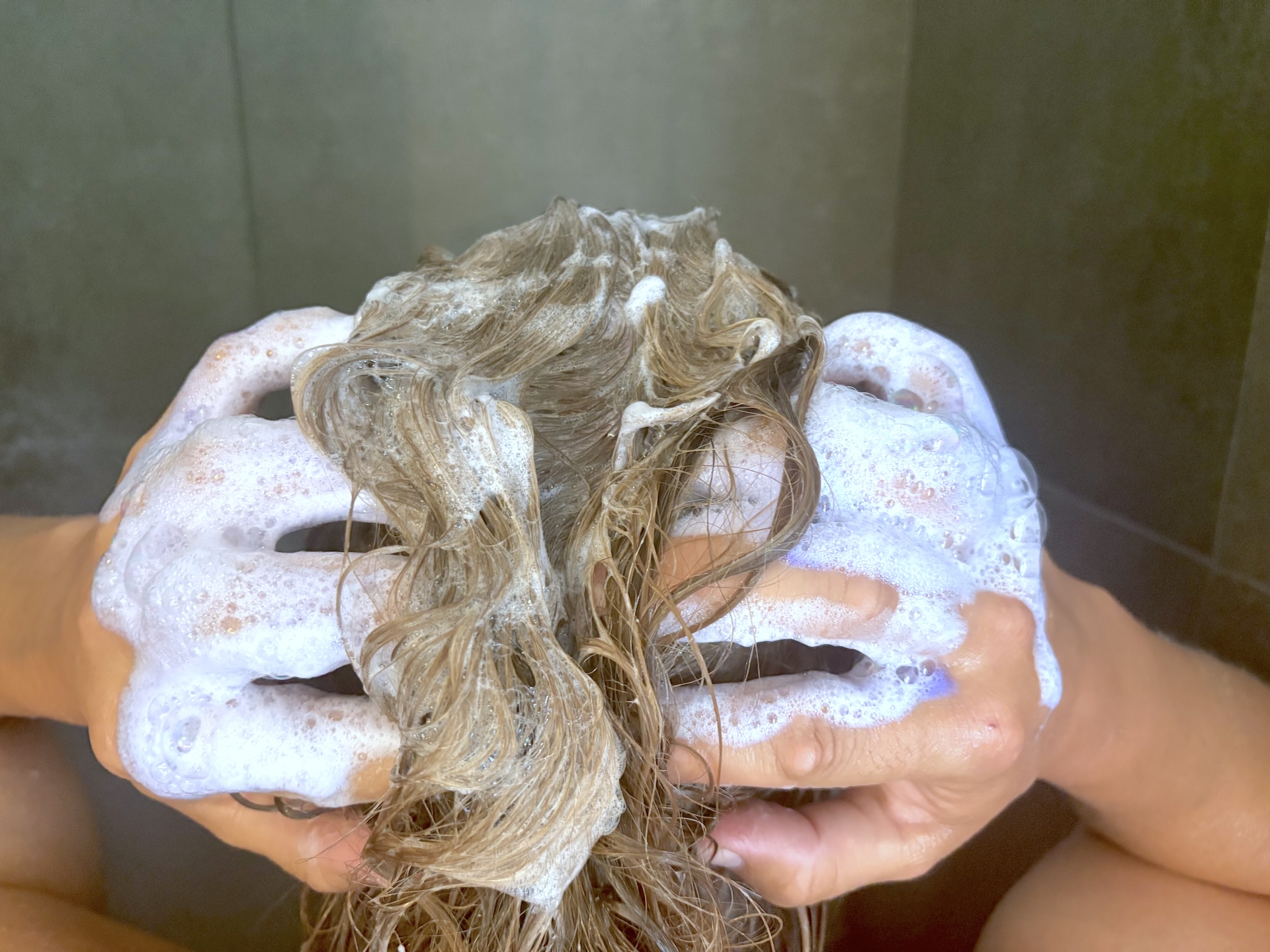 Hairlust Enriched Blonde Silver Shampoo skummet op i hår