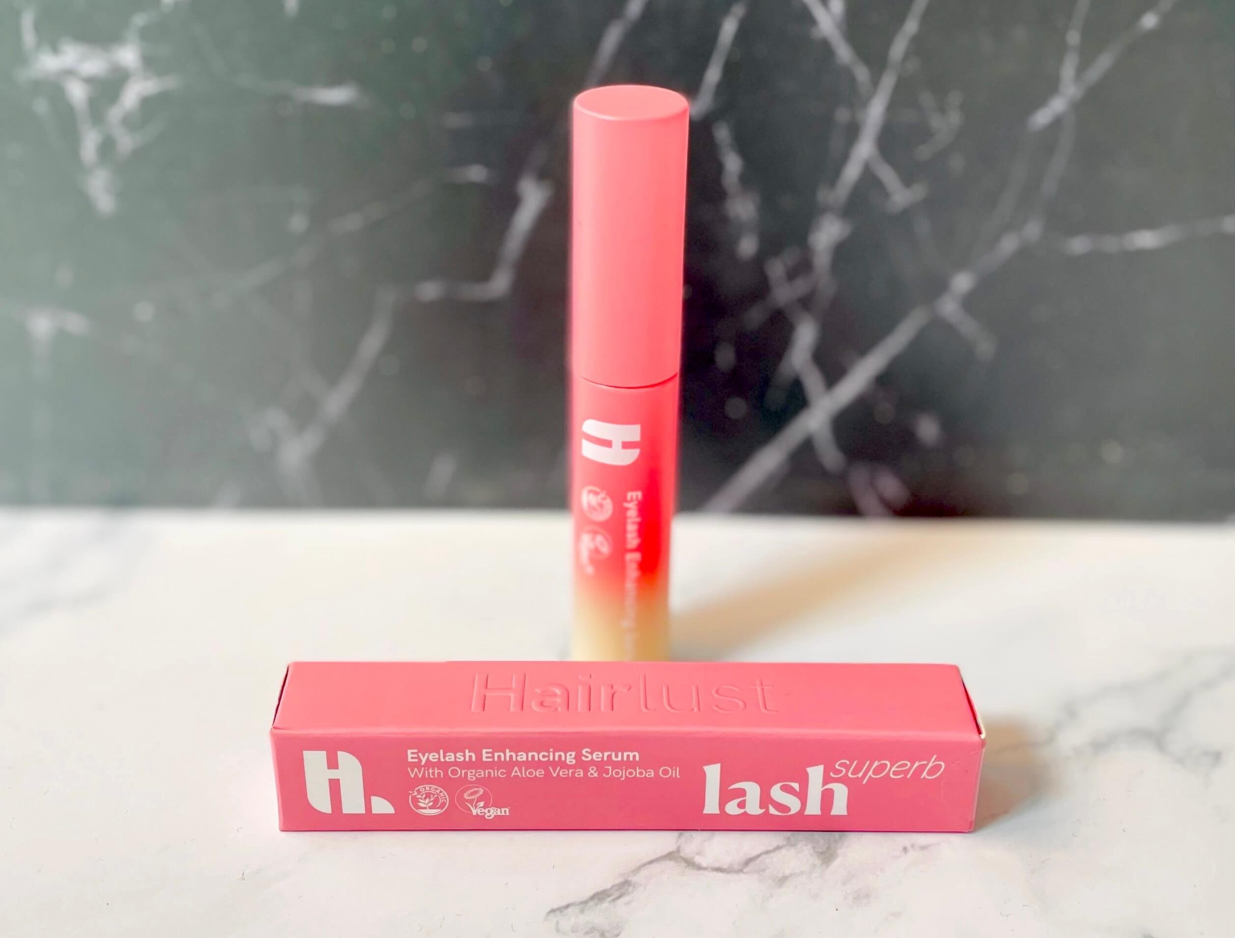 Hairlust Eyelash Enhancing Serum på bord på badeværelse
